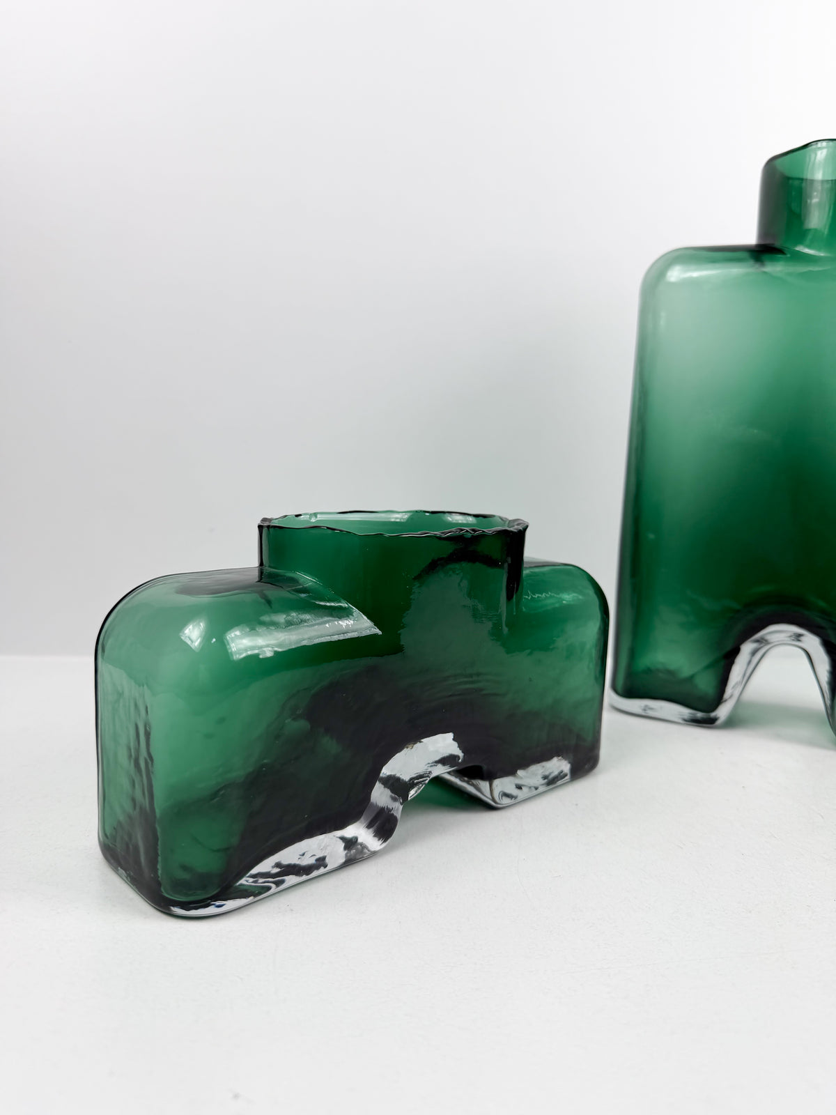 Trio de vases sculpturales géométriques et équilibrées moderne.