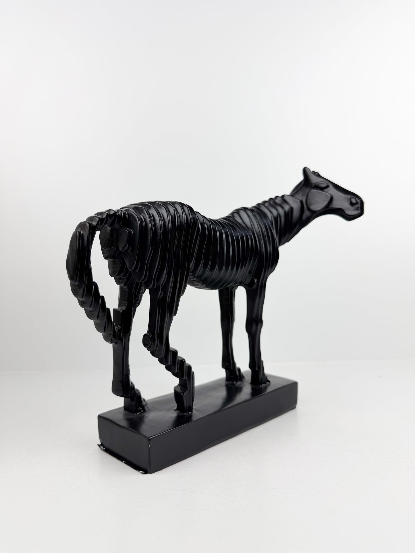 Sculpture représentant un cheval noir au design contemporain