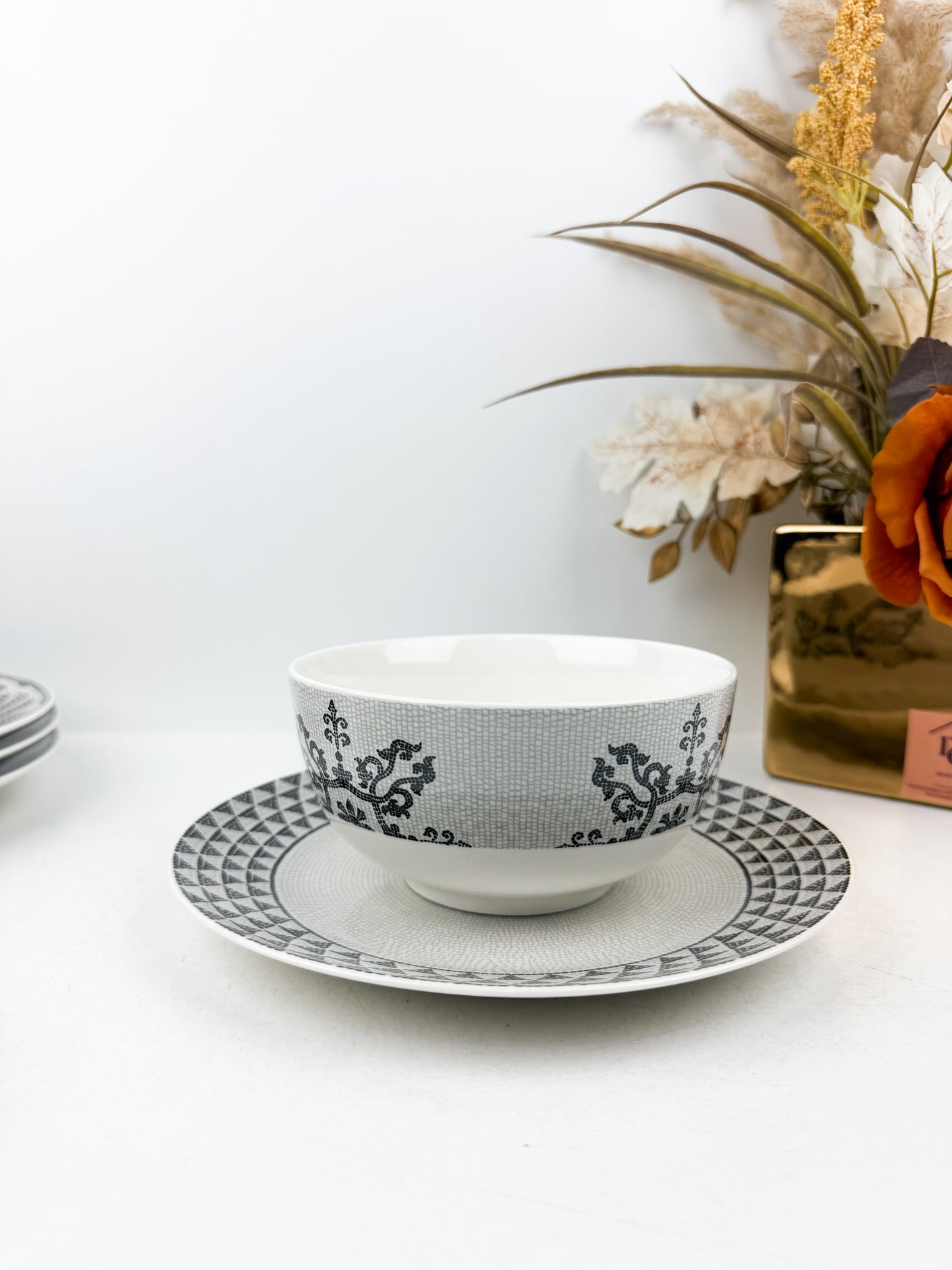 Service de table 24 pièces en porcelaine blanc et noir, alliant luxe et élégance