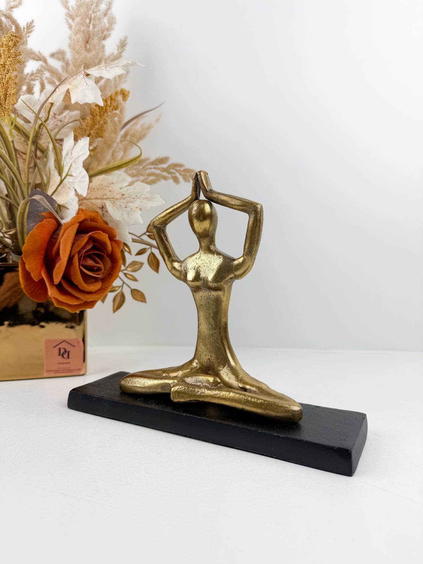 Figurine de yoga en métal doré antique incarnant l'élégance et la sérénité