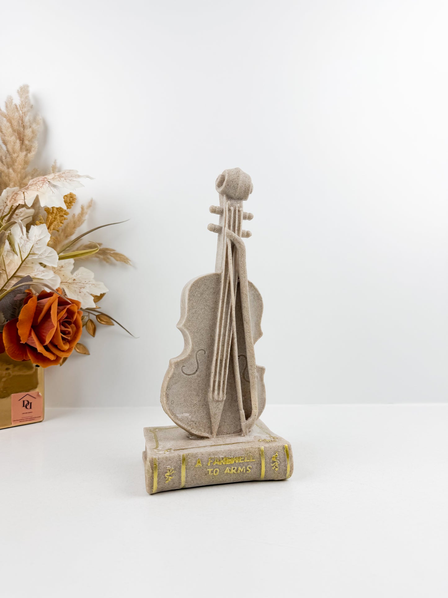 Figurine décorative élégante représentant un guitare sur un socle raffiné