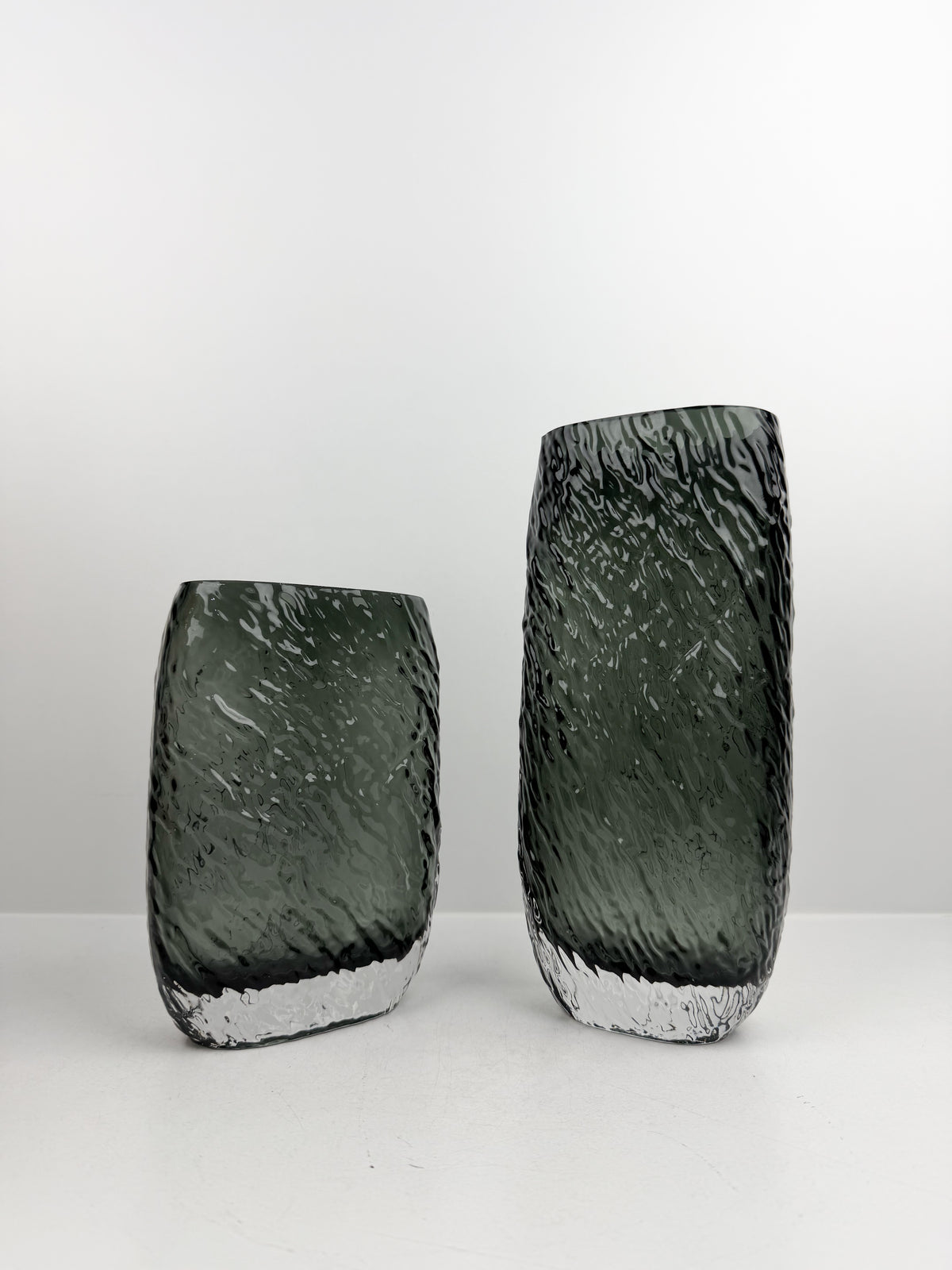 Duo de vases décoratifs en gris élégants.