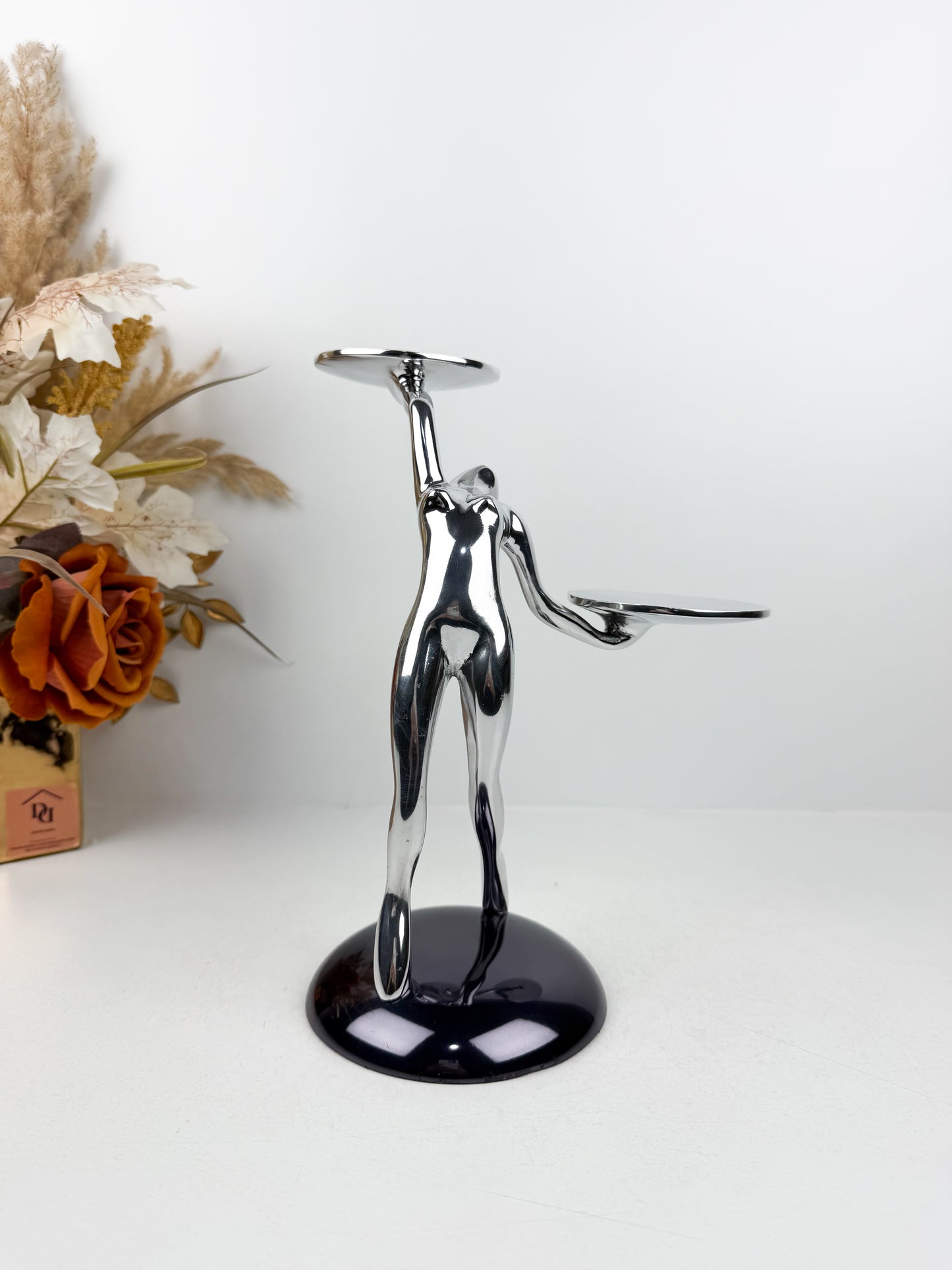 Porte-bougie élégant en forme de femme argentée façonné en cuivre de qualité
