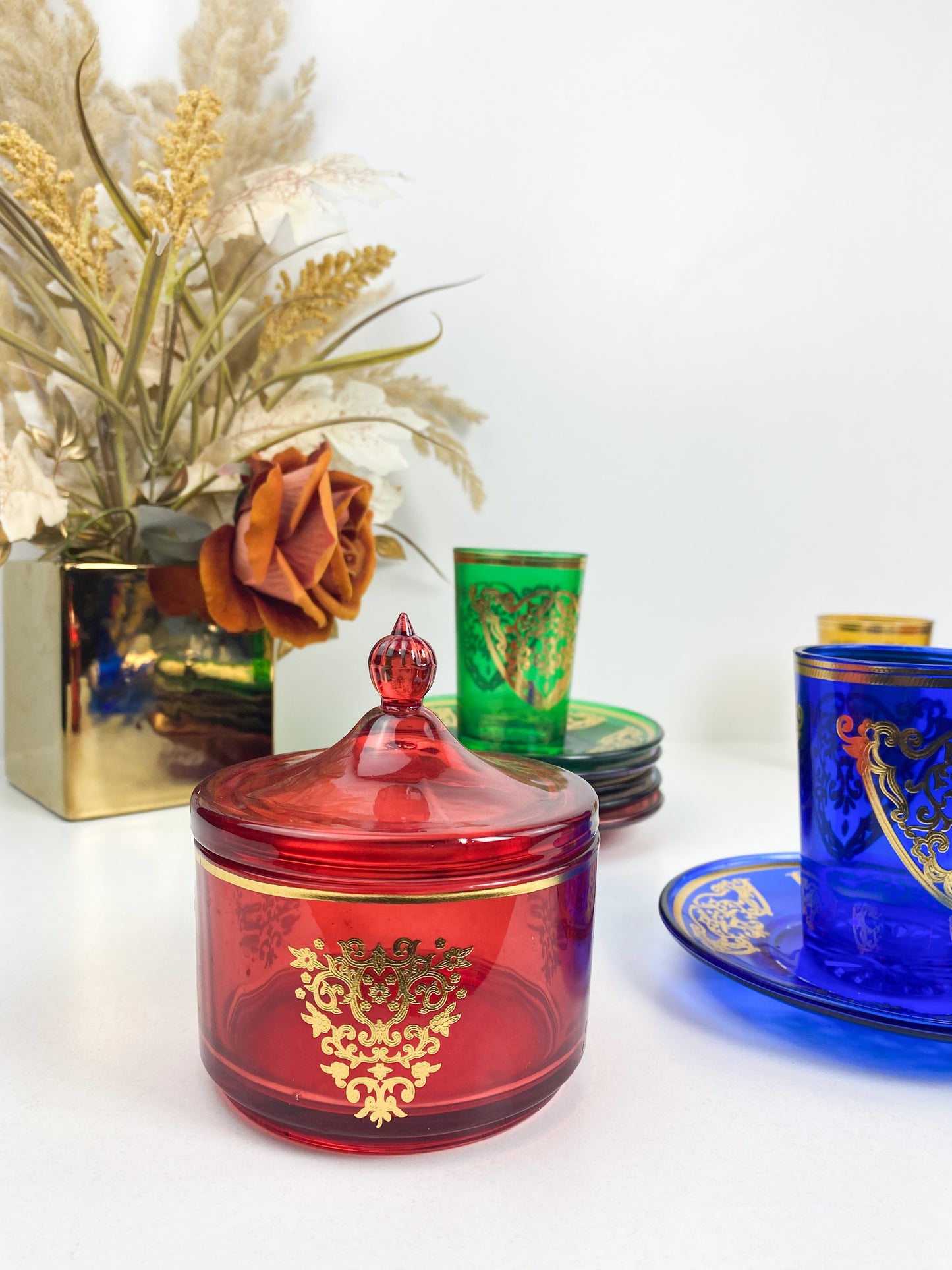 Set de 12 verres à thé avec 12 sous tasses et sucrière