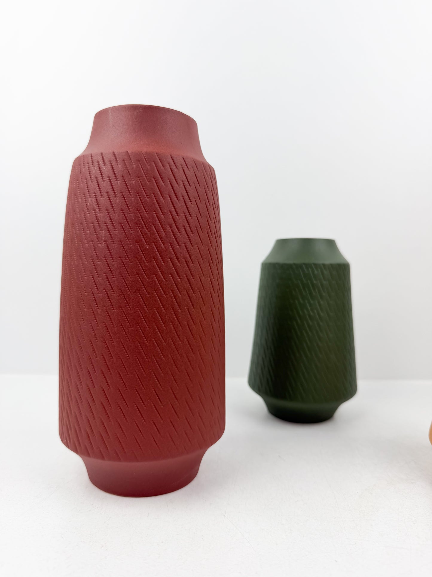 Ensemble de trois vases élégants en céramiques aux finitions mates très chic.