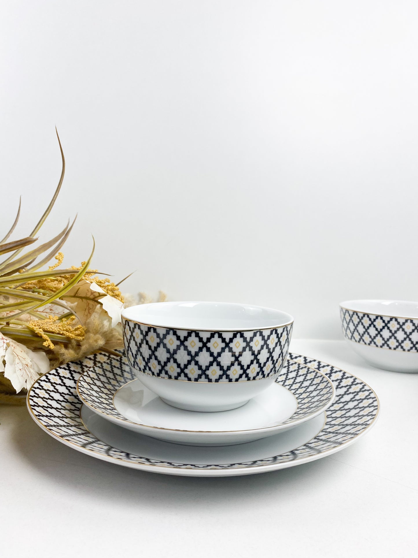 Service de table en porcelaine 18 pièces de haute qualité à bord doré, motif à carreaux géométriques noir