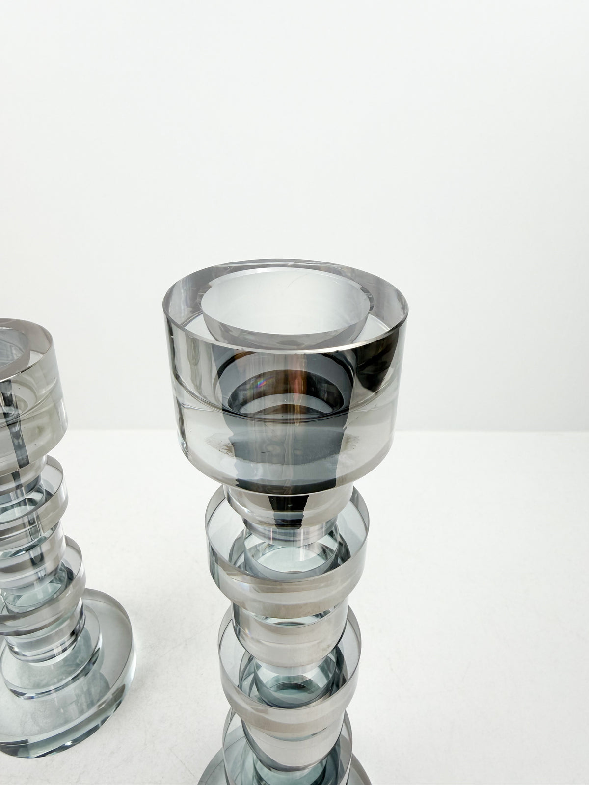 Duo de bougeoirs transparent épuré et élégant.