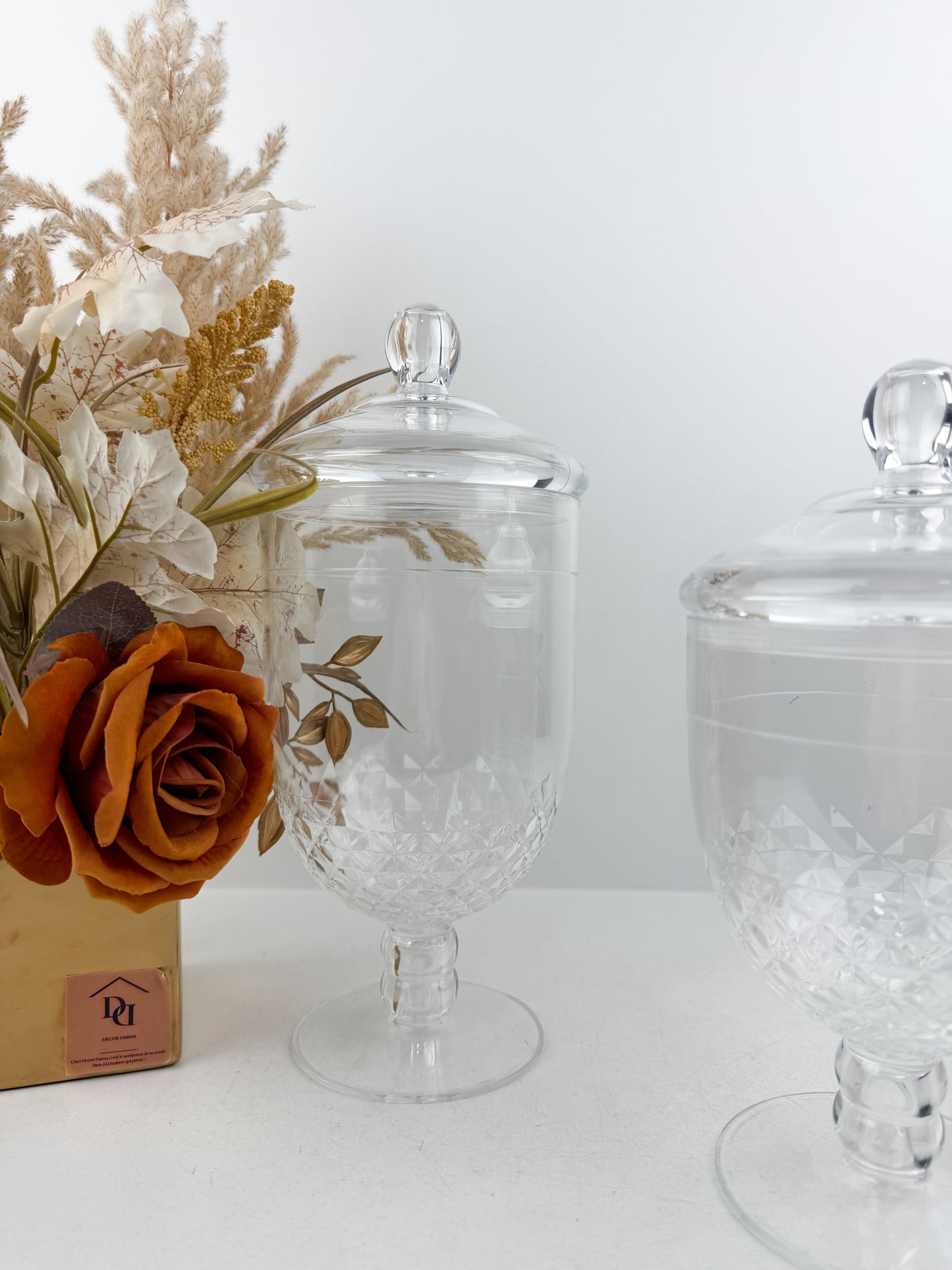 Duo de bonbonnières en acrylique transparent, parfait pour présenter vos bonbons avec élégance.