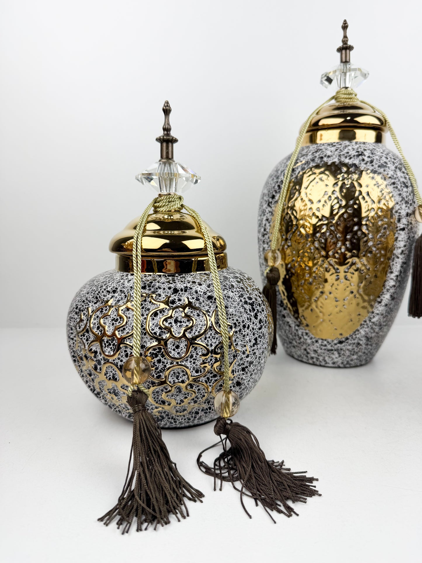 Trio de vases décoratives en céramique au design épuré traditionnelle aux motifs doré