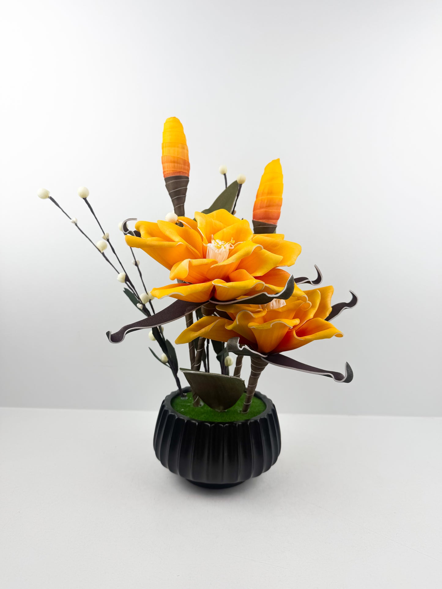 Fleur artificielle jaune avec vase en céramique noir