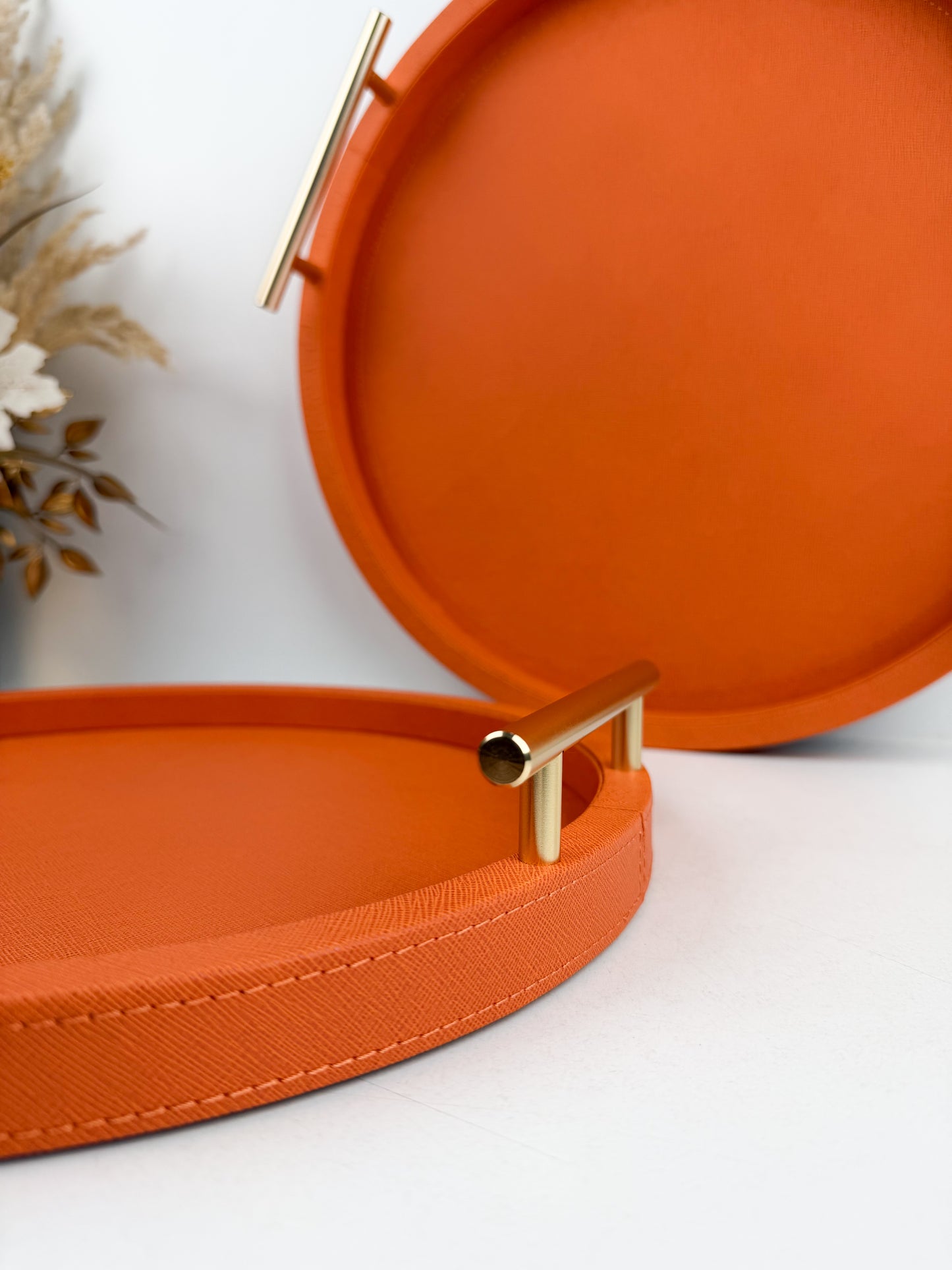 Ensemble de plateaux en cuir avec poignées en métal texturé orange