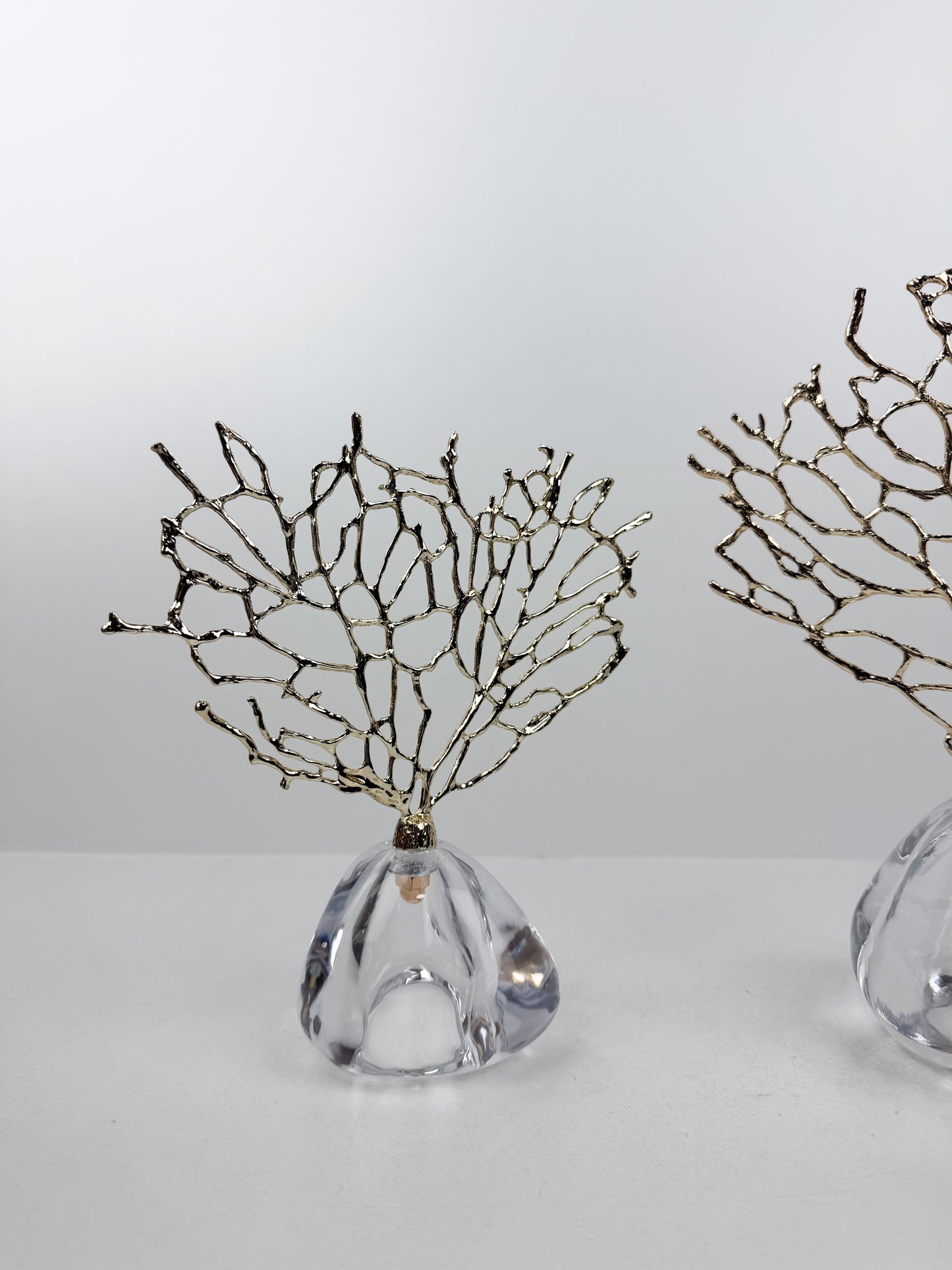 Sculpture décorative en forme d'arbre, montée sur un socle en cristal