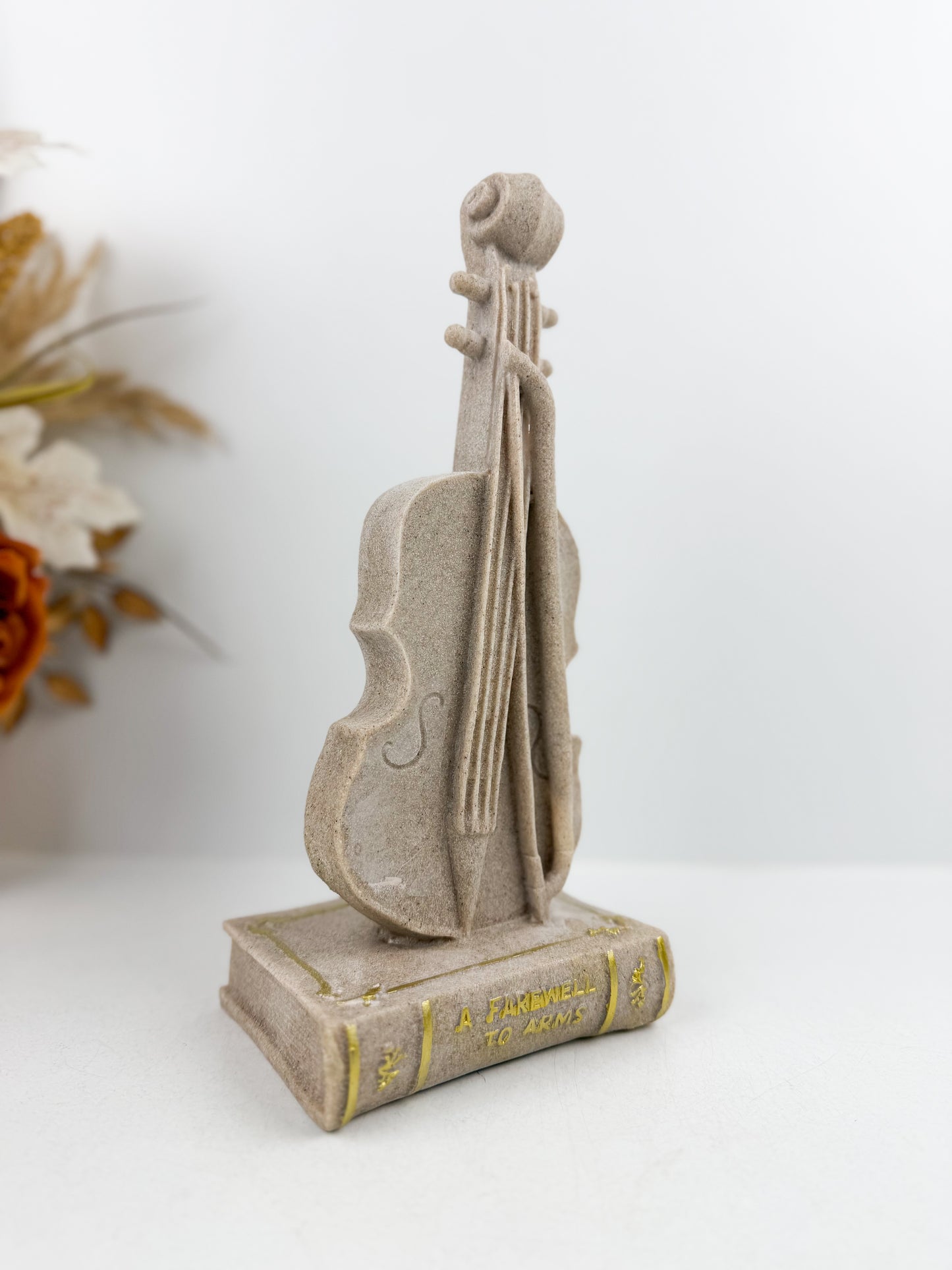 Figurine décorative élégante représentant un guitare sur un socle raffiné
