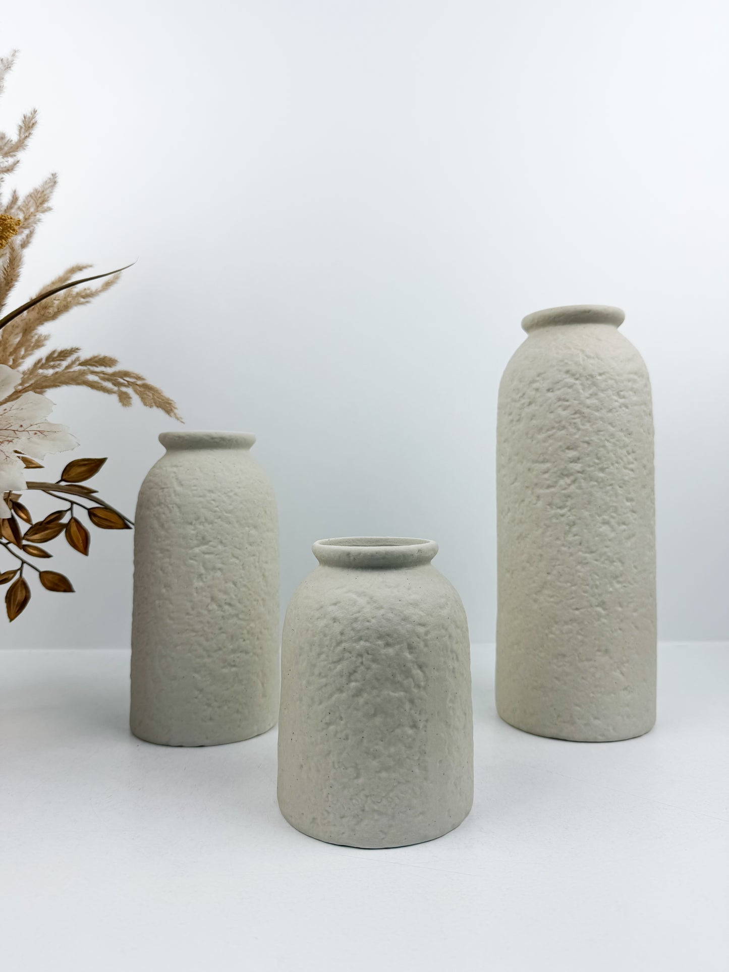 Trio de vases en céramique blanc aux lignes épurées et contemporaines