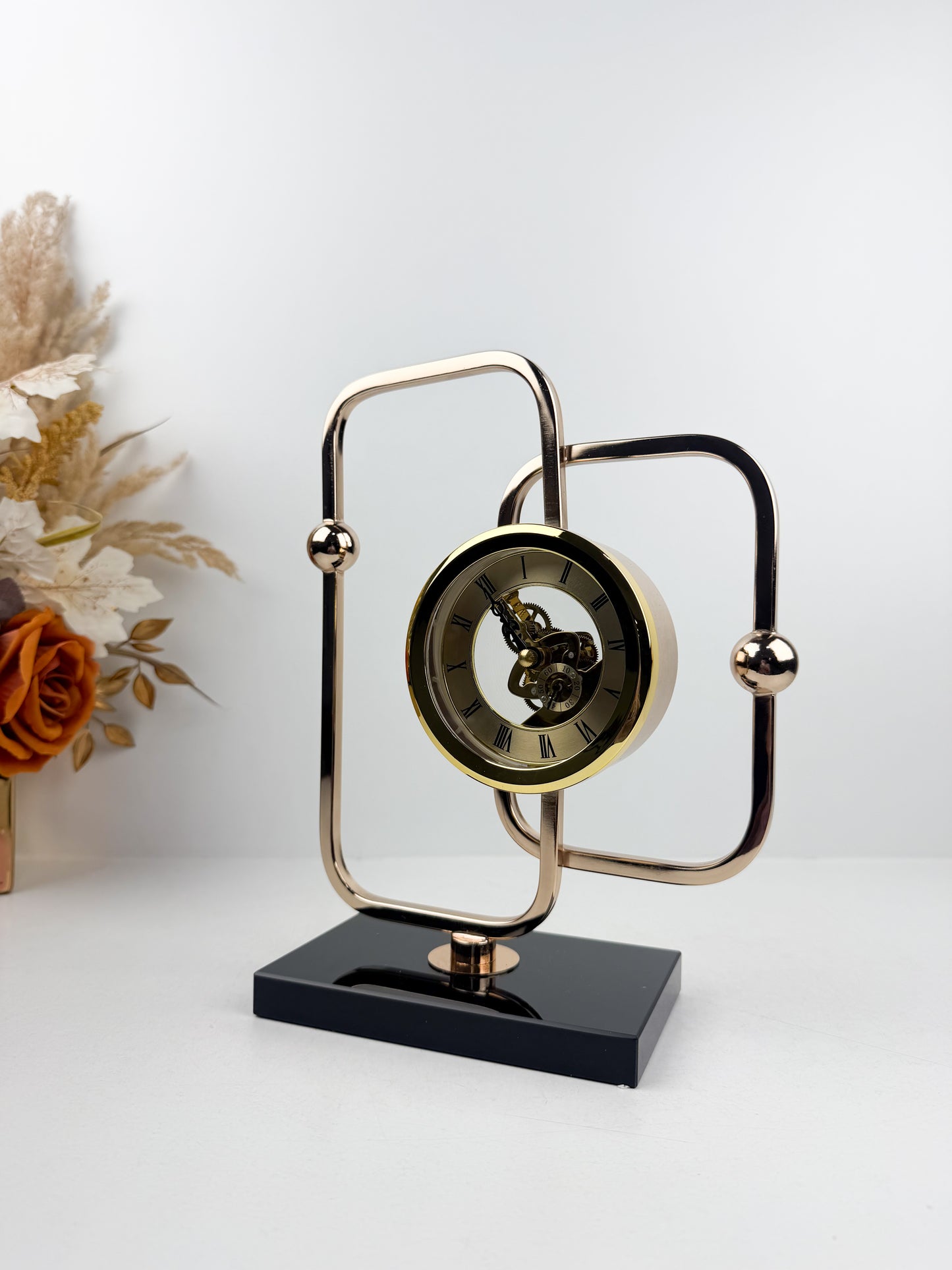 Horloge décoratif de luxe au design épuré et intemporel.