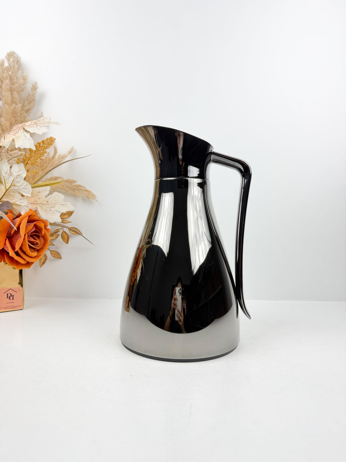Thermos moderne en verre effet miroir chromé avec grande poignée profilée.