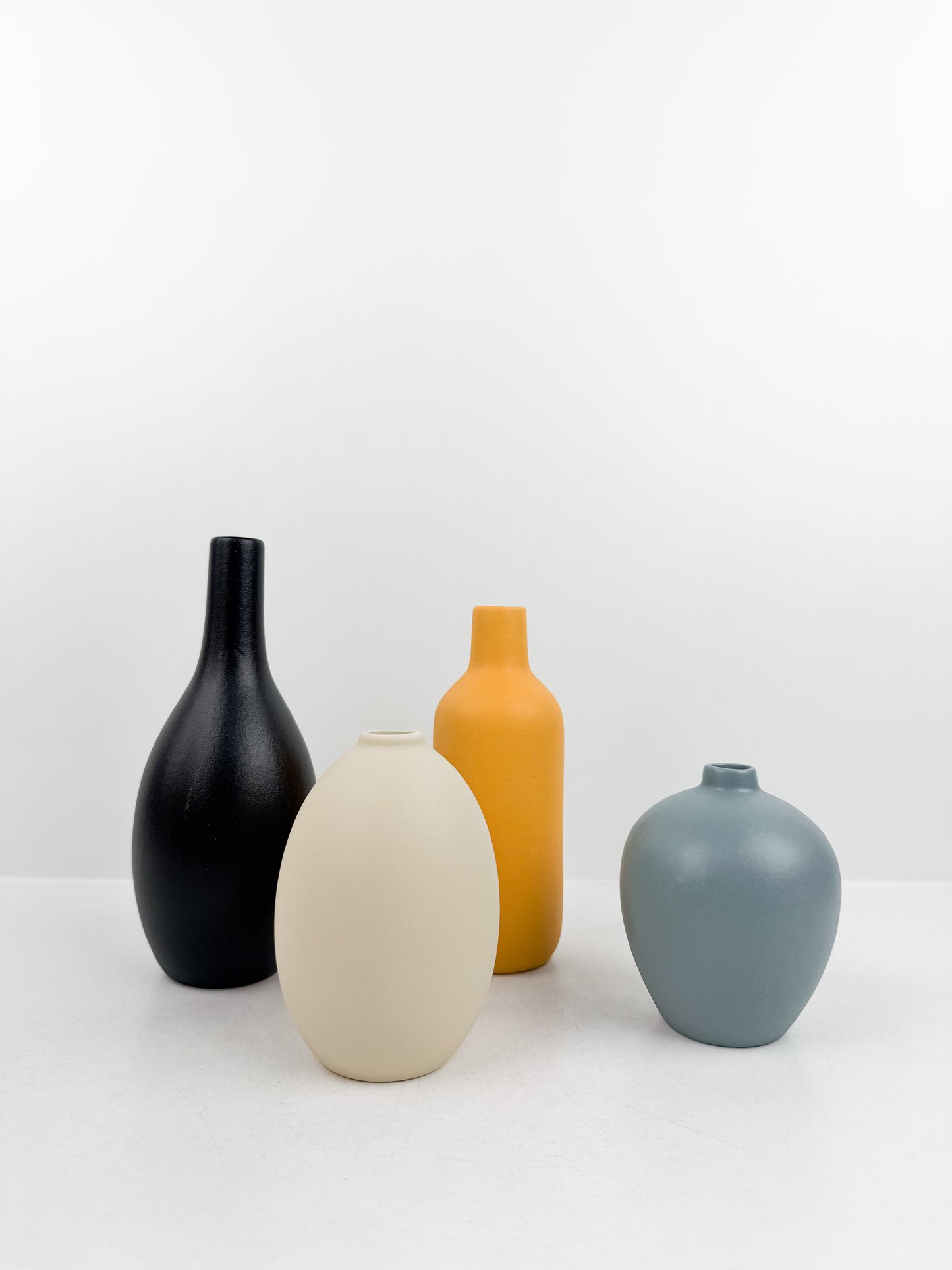 Ensemble de quatre mini vases aux formes et couleurs variées