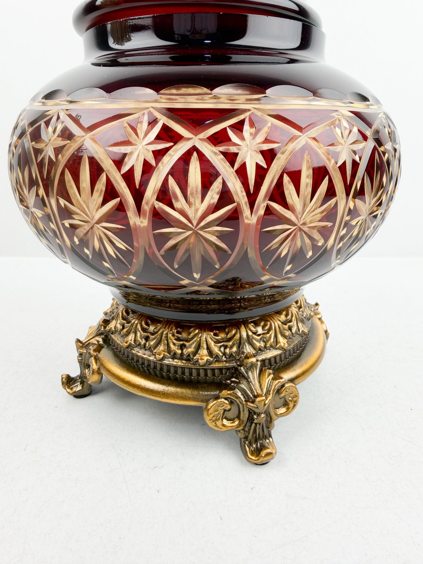 Bonbonnière décorative rouge rubis sur pied en bronze massif
