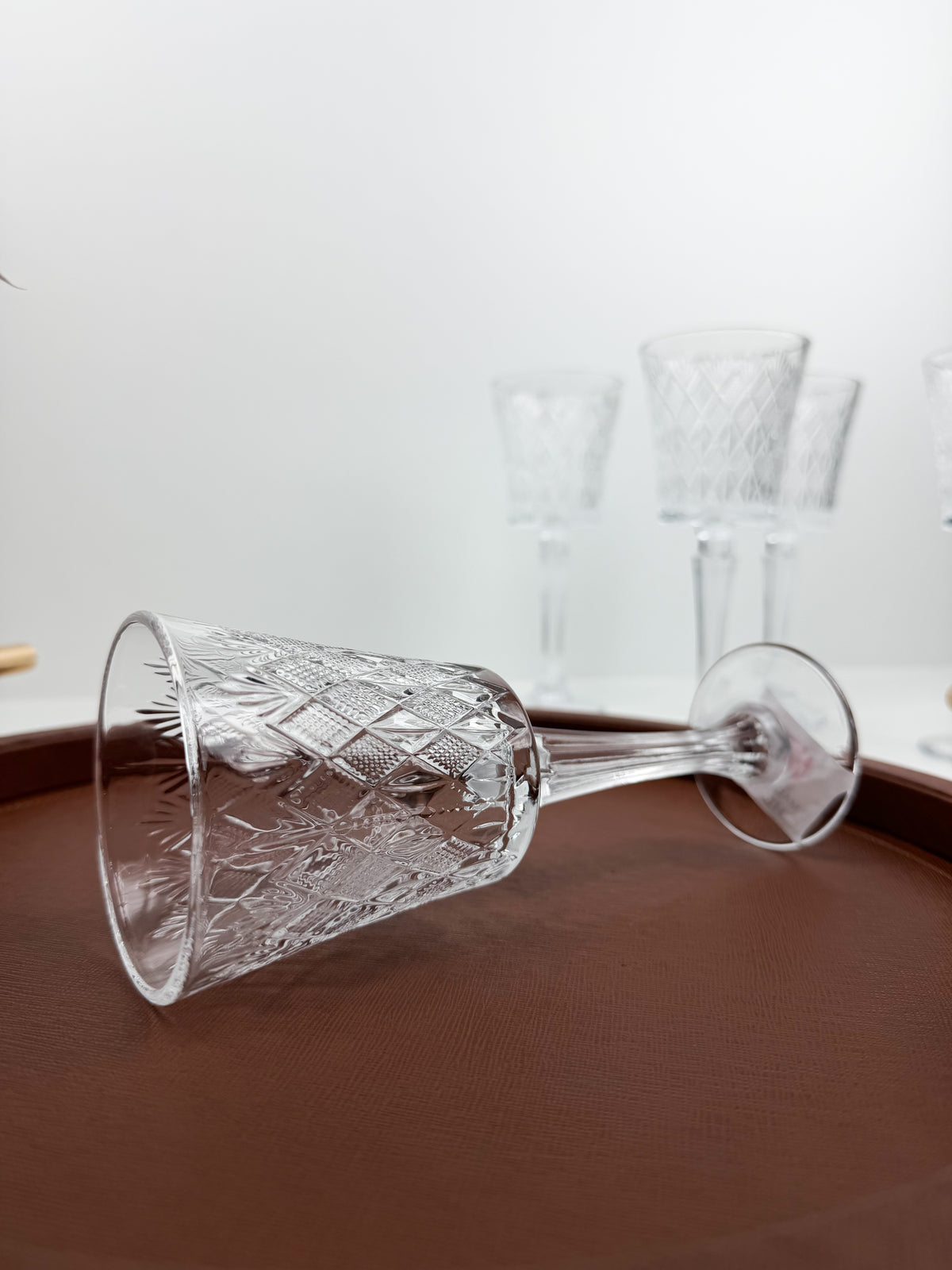 Ensemble de six verres à pied transparents en verre sculpté et ciselé à motifs géométriques.