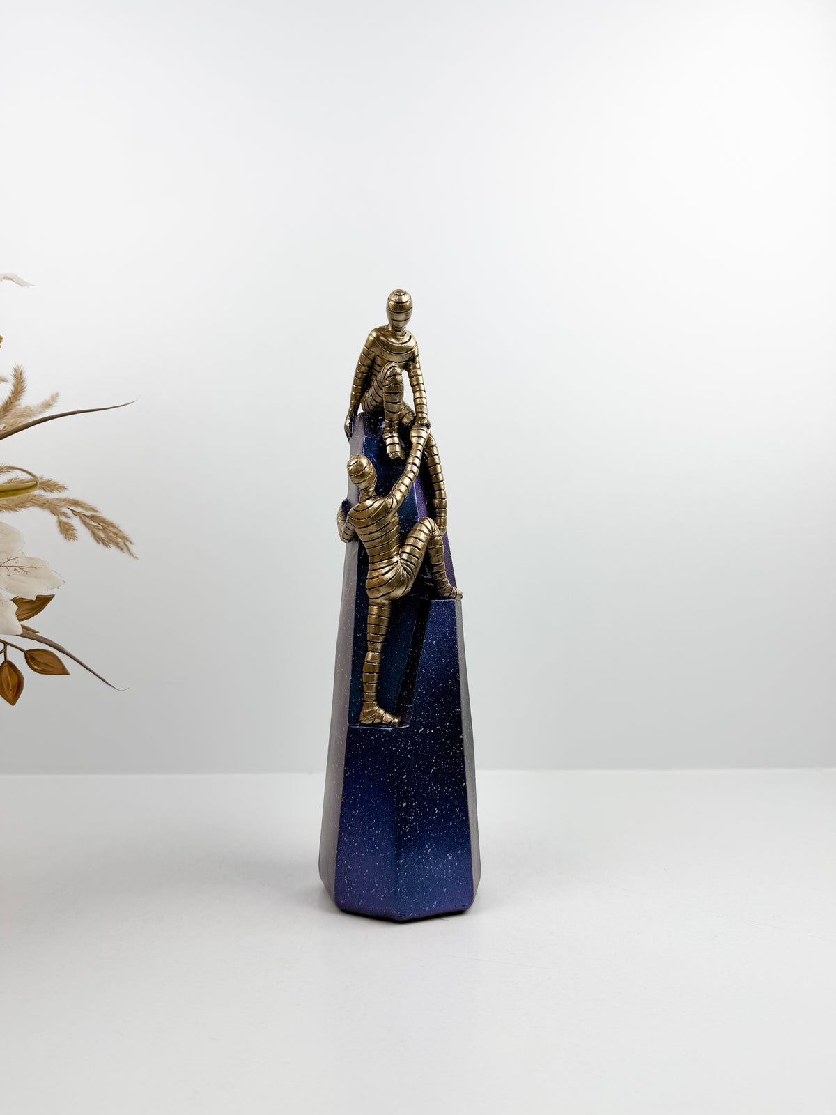 Statuette Décorative Sculpturale inspire par la force symbolique et l'élégance contemporaine.