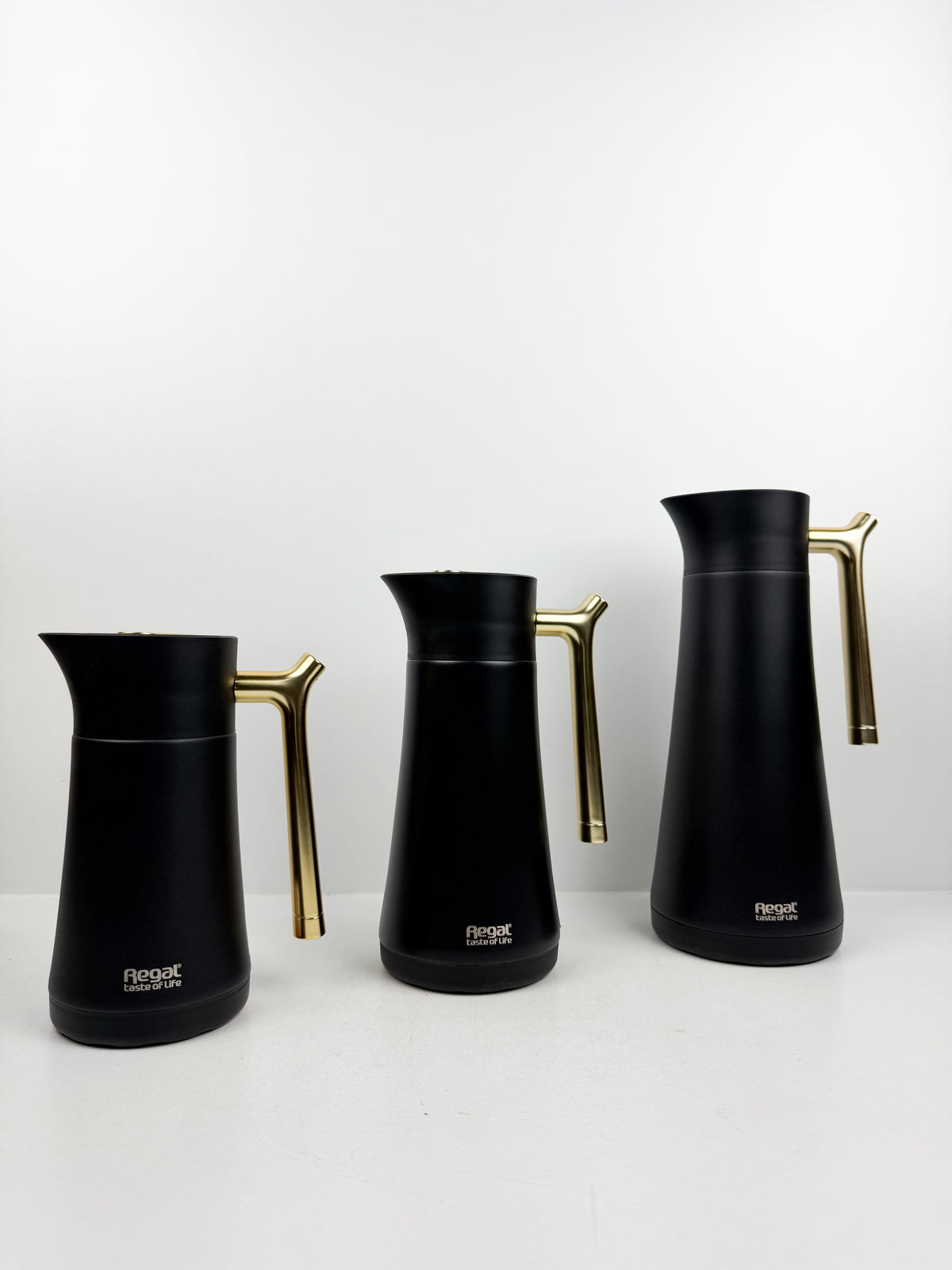 Ensemble de trois thermos en acier inoxydable noirs mats.