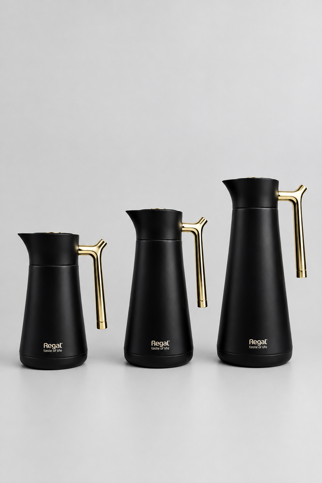 Ensemble de trois thermos en acier inoxydable noirs mats.