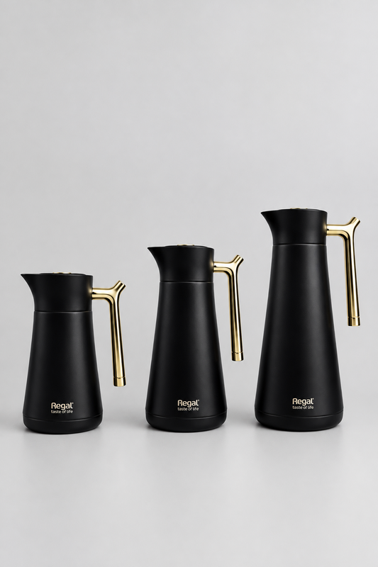 Ensemble de trois thermos en acier inoxydable noirs mats.