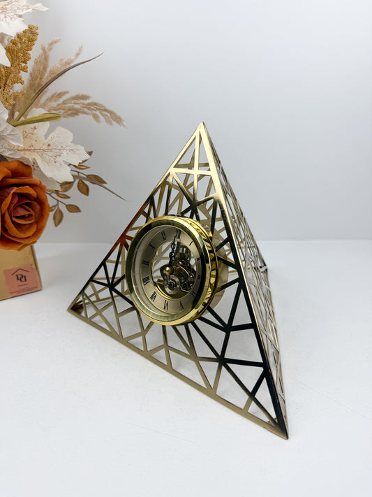 Horloge triangulaire au design géométrique épuré en métal doré