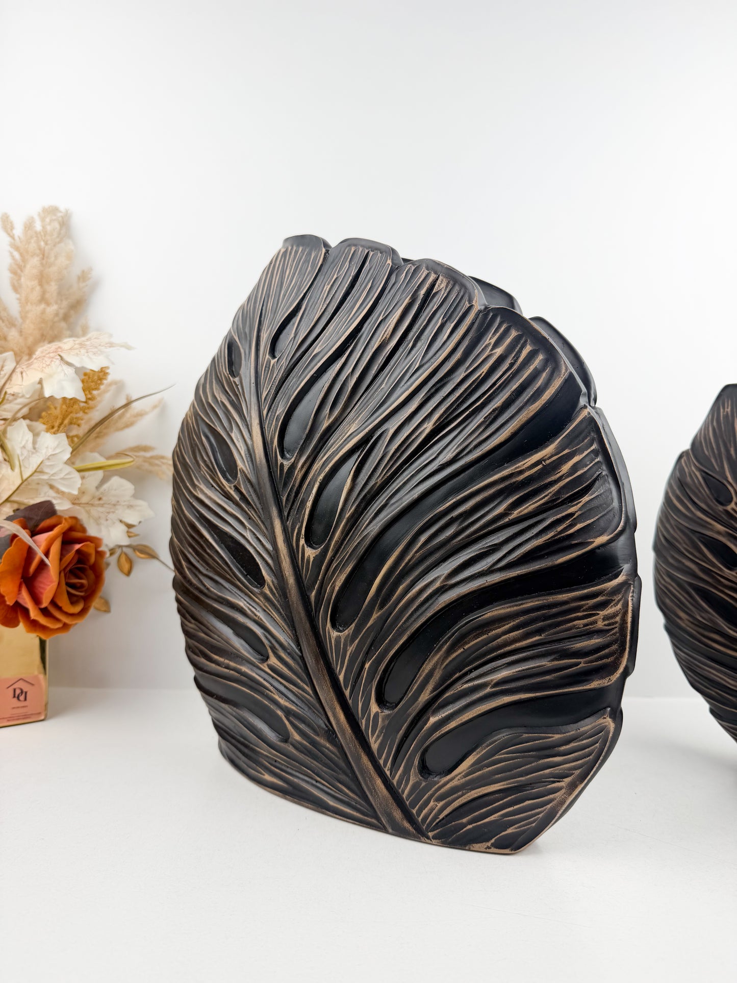 Duo de vases en résine aux formes élégantes inspirées de plumes