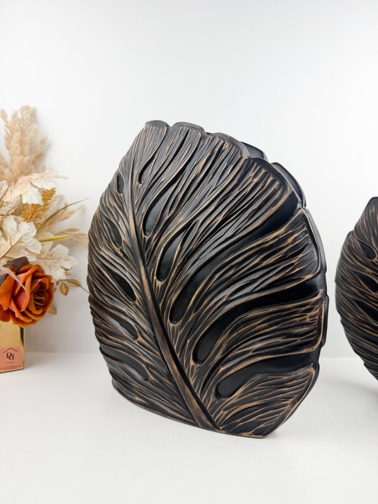 Duo de vases en résine aux formes élégantes inspirées de plumes