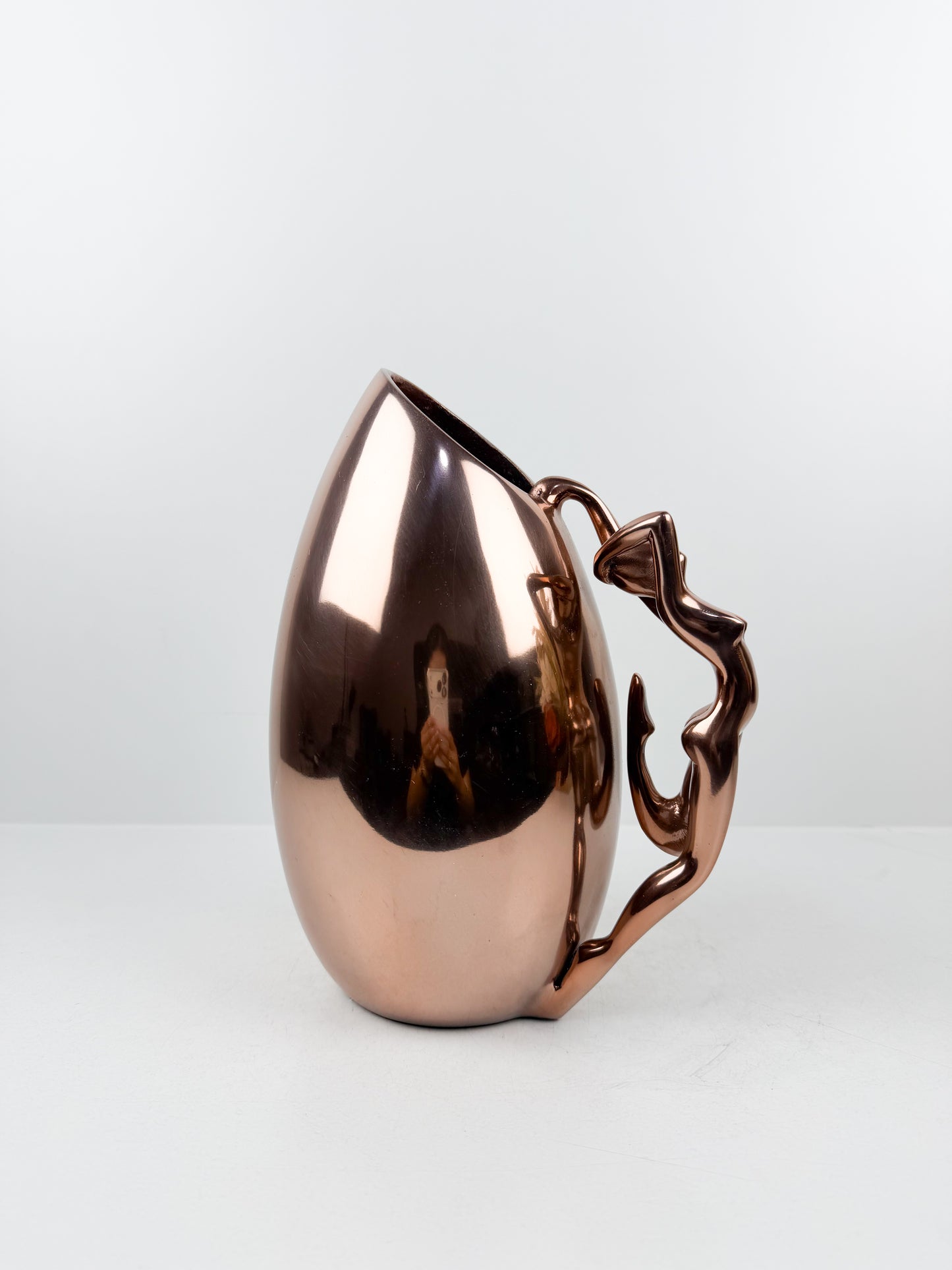 Vase élégant orné d'une silhouette féminine en cuivre