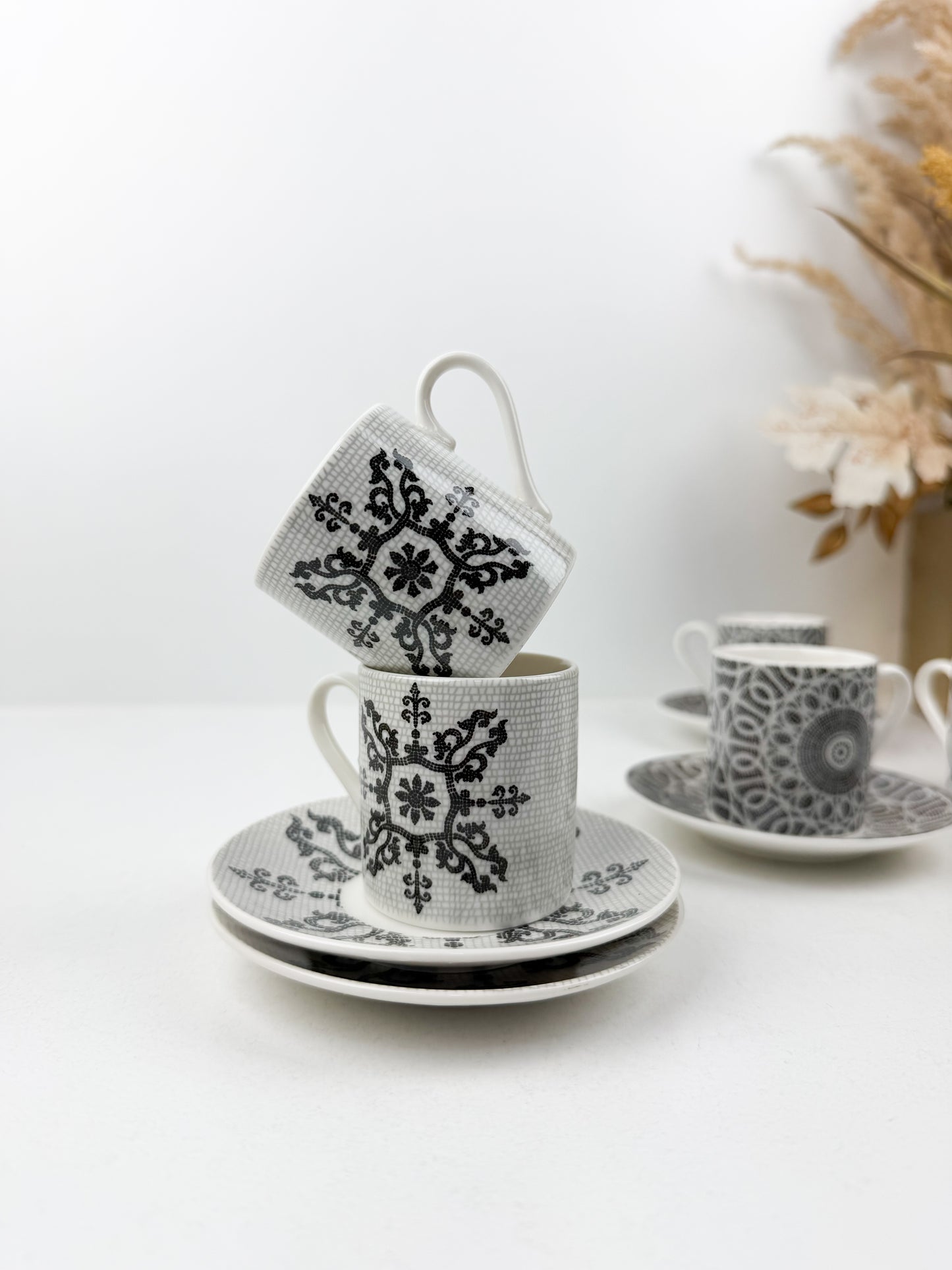 Ensemble de six tasses à expresso avec sous-tasses en céramique blanc et noir