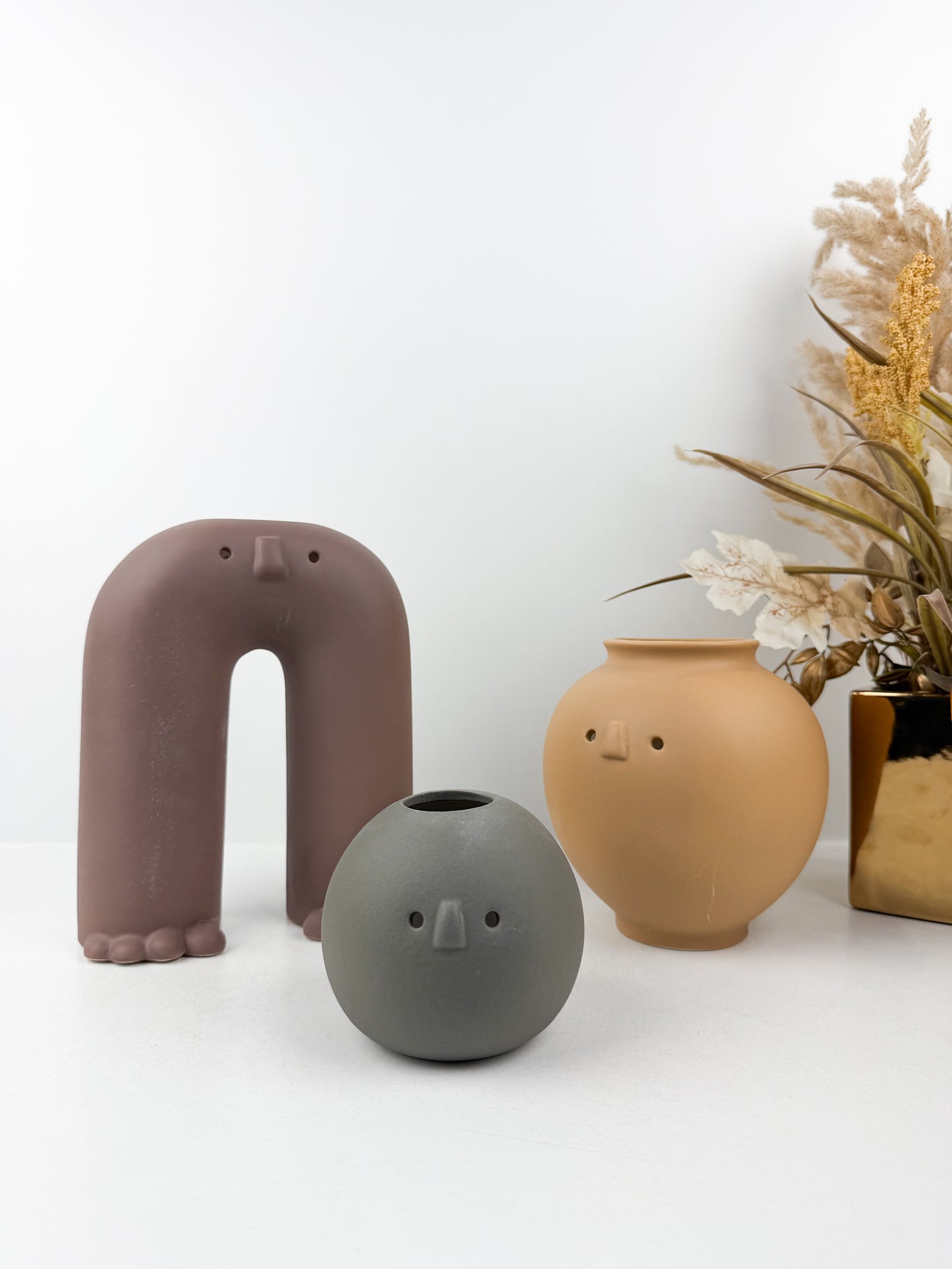 Trio de vases en céramique aux formes organiques et expressives
