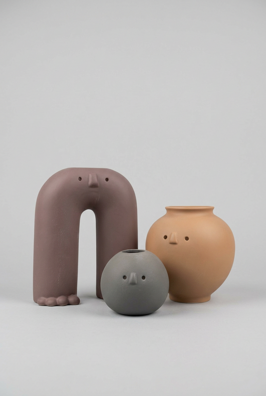 Trio de vases en céramique aux formes organiques et expressives