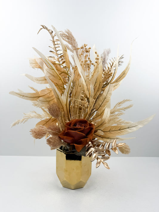 Fleurs séchées marron avec une fleure marron foncé luxe avec élégance dans un pot en céramique doré aux finitions miroir.