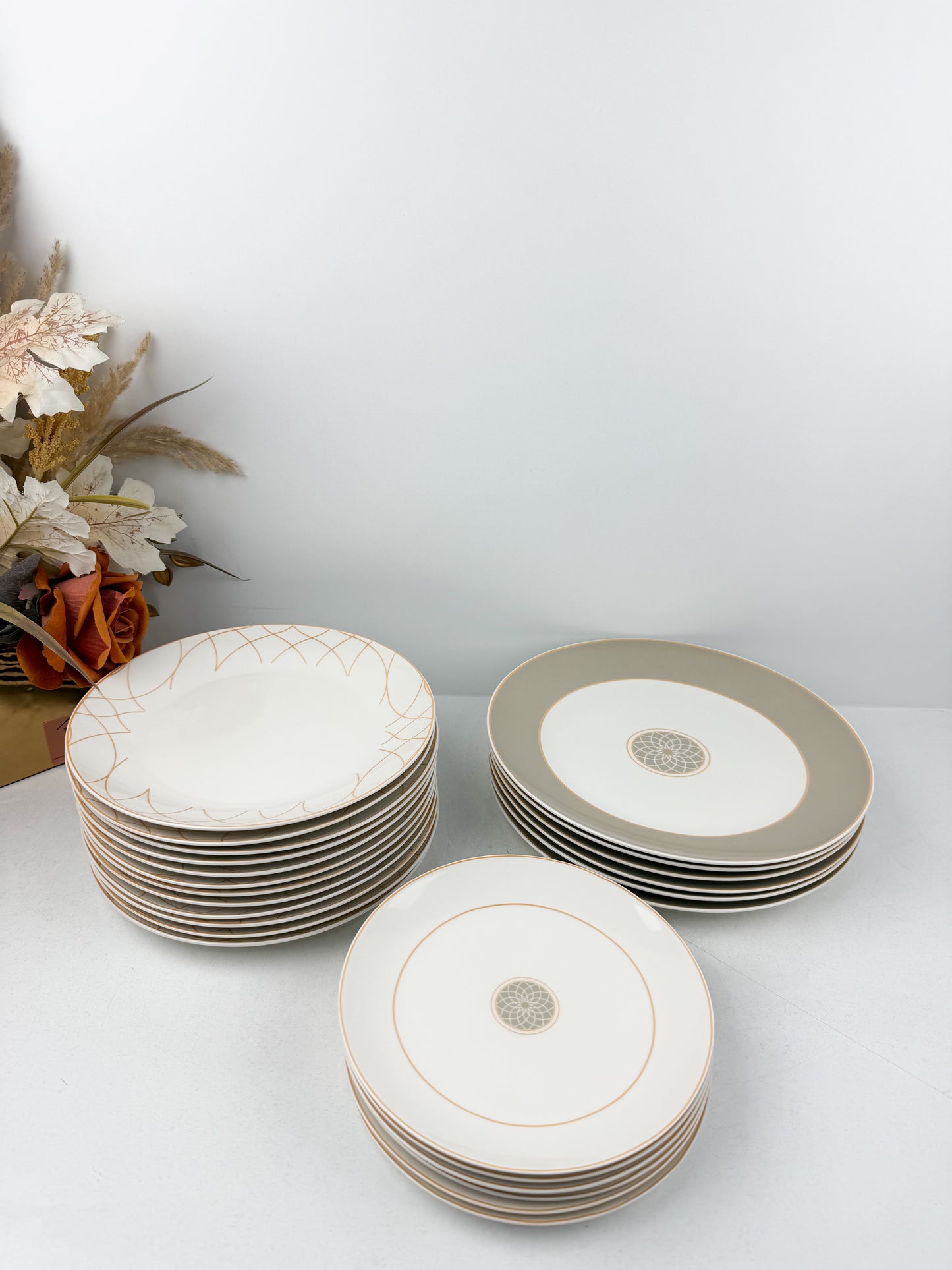 Service de table composé de 36 assiettes en porcelaine de luxe aux motifs élégants beige.