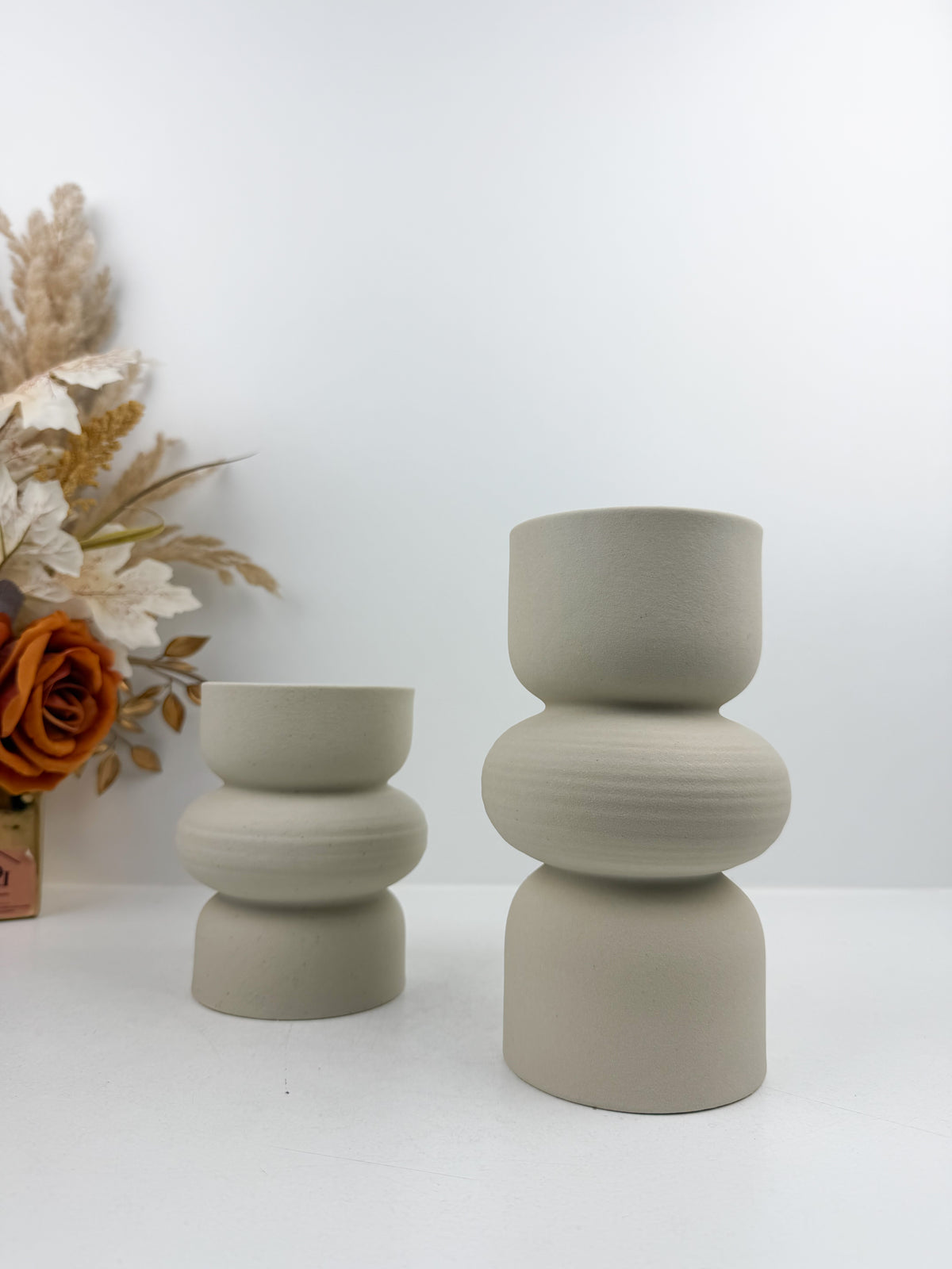 Duo de Vases décoratifs en céramique aux finitions blanc mat.