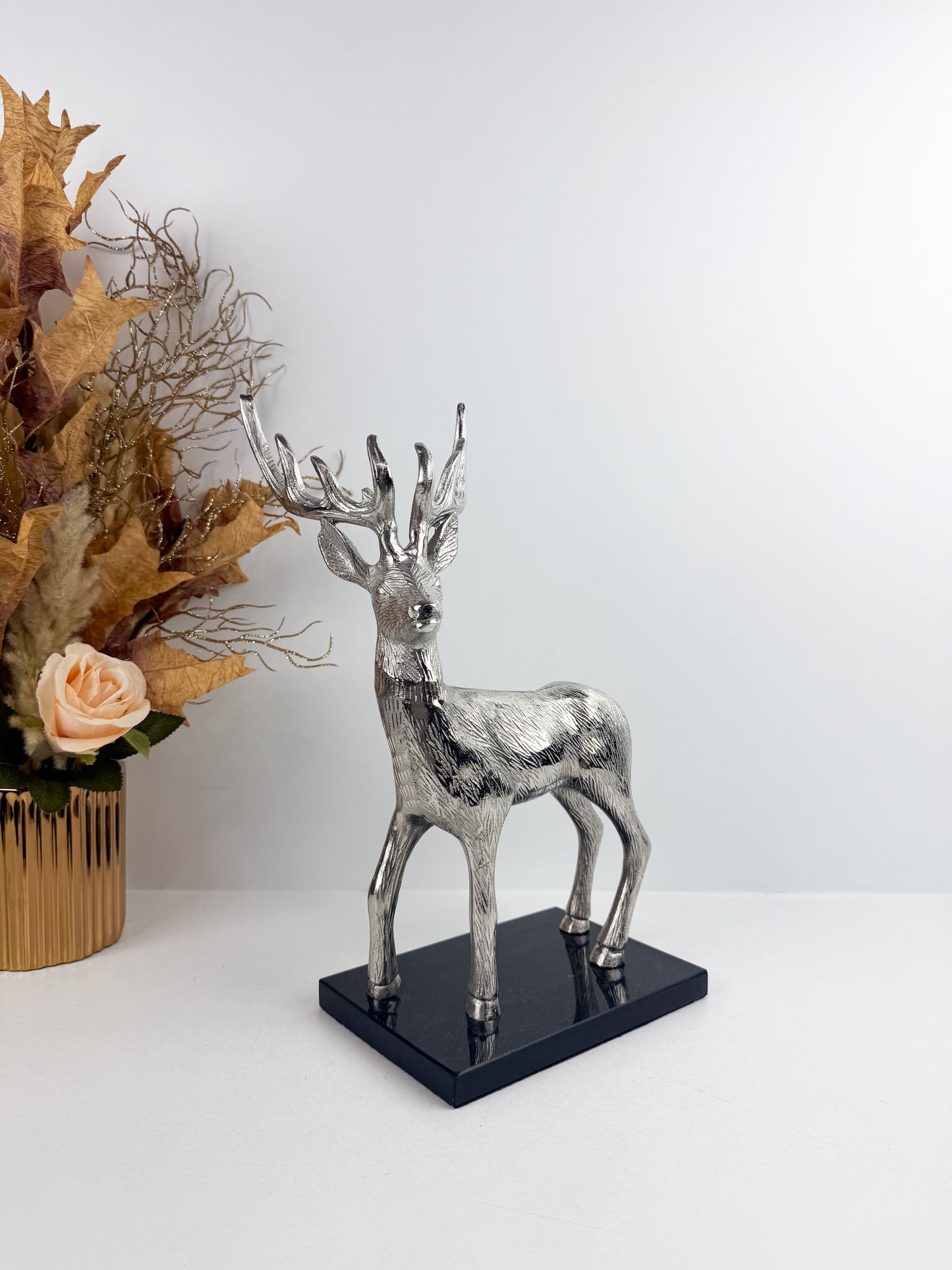 Figurine de gazelle argentée en métal, élégante et raffinée.
