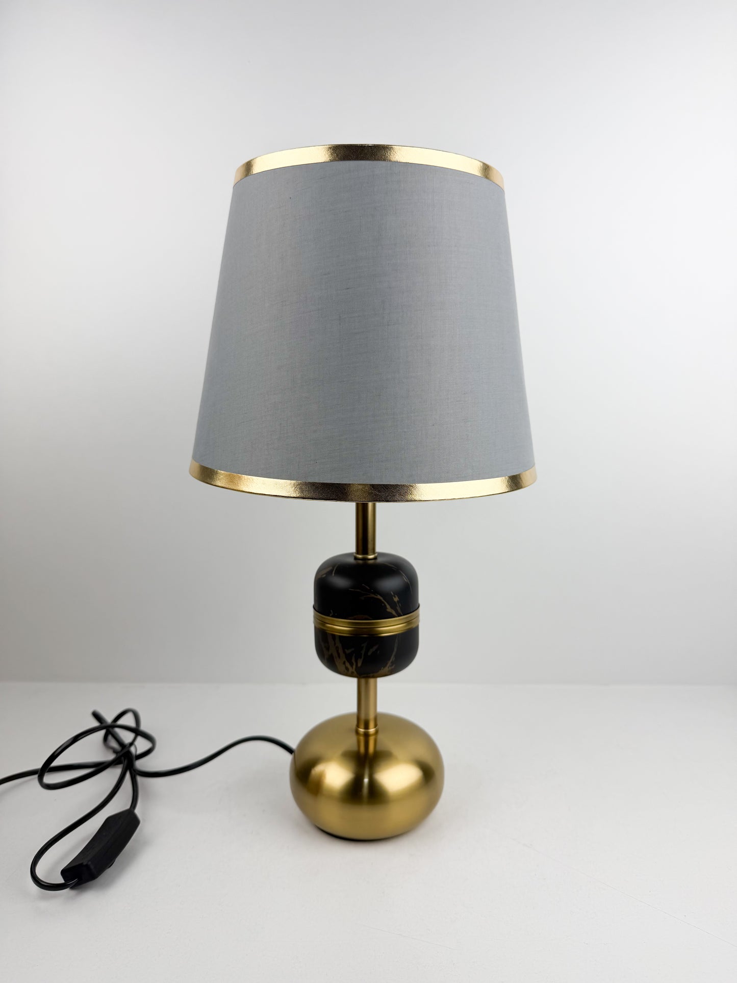 Lampe de table au design contemporain raffiné du laiton poli doré et les accents noirs