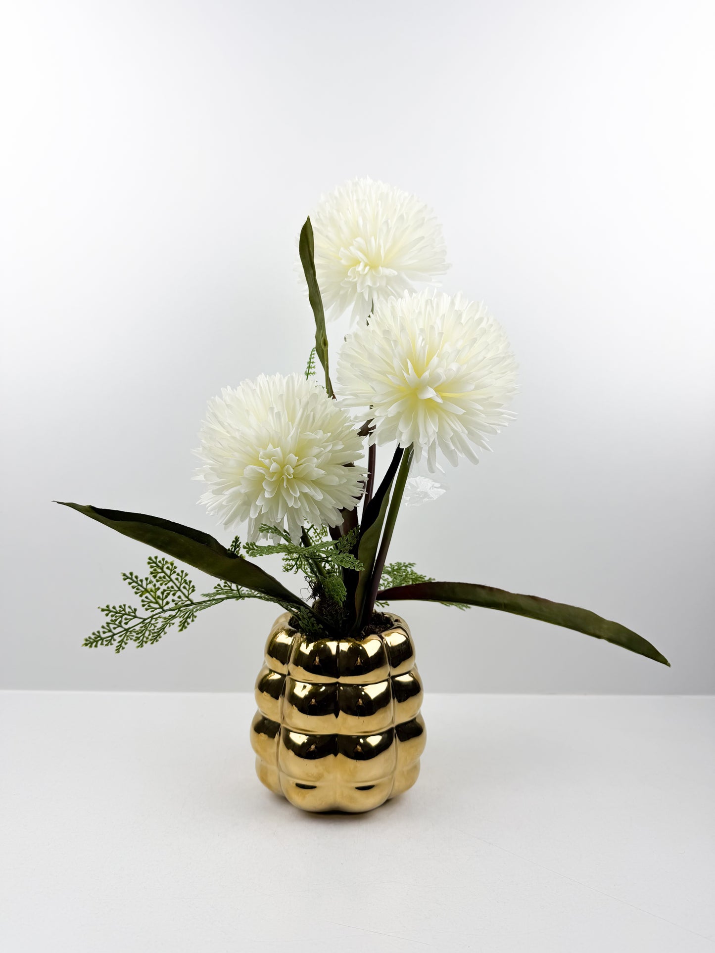 Fleurs artificielles élégantes en forme de pompons blanches éclatantes