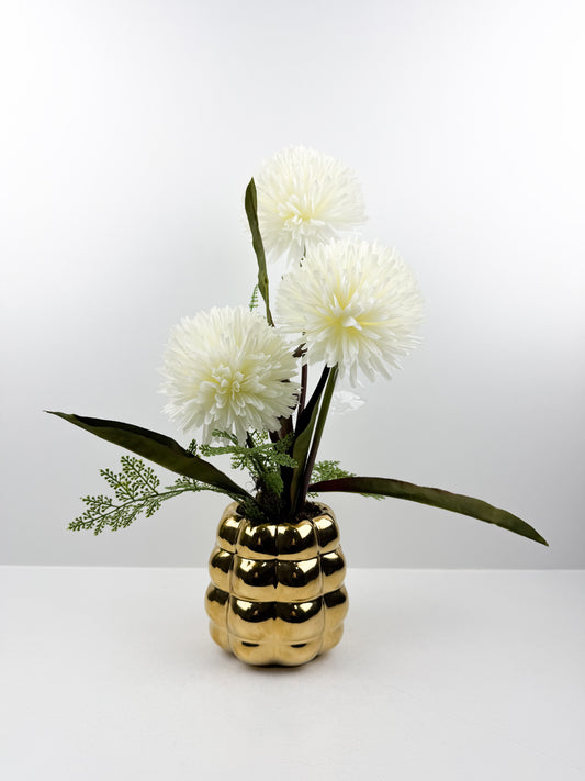 Fleurs artificielles élégantes en forme de pompons blanches éclatantes