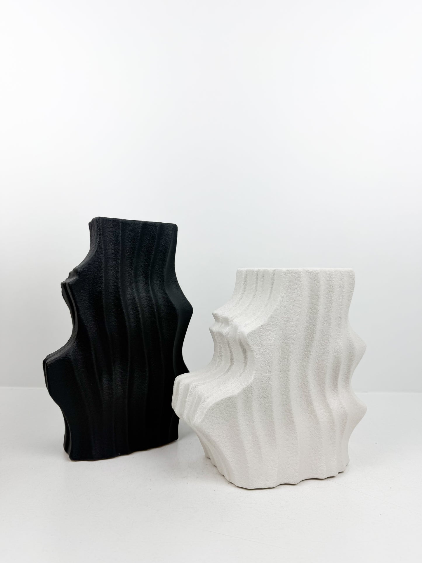 Duo de vases sculptural en céramique alliant élégance et luxe
