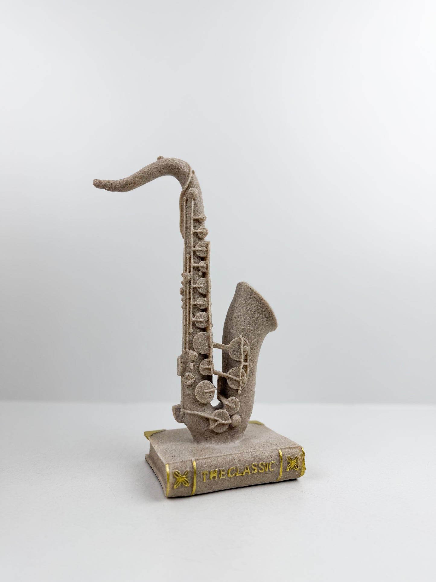 Figurine décorative représentant un saxophone élégant