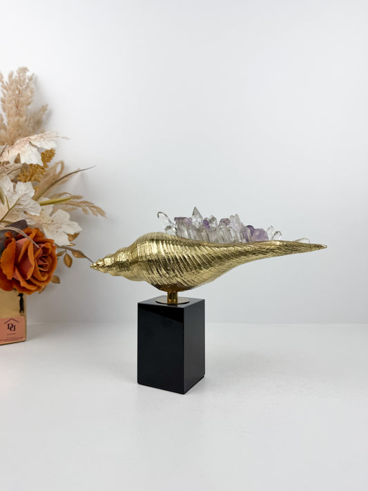 Sculpture de luxe de forme coquillage alliant l'élégance intemporelle du laiton doré aux reflets captivants des cristaux naturels