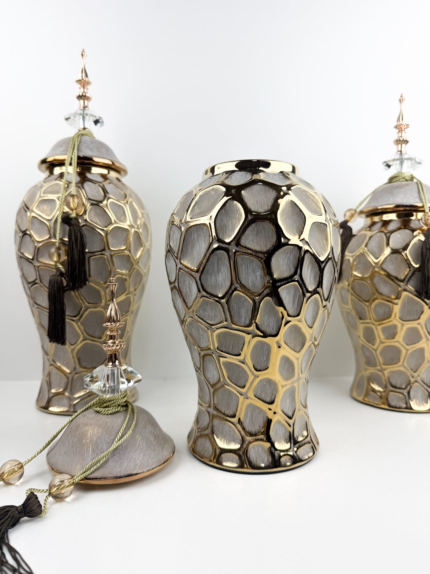 Trio de vases décoratives en céramique au design épuré et sophistiqué.