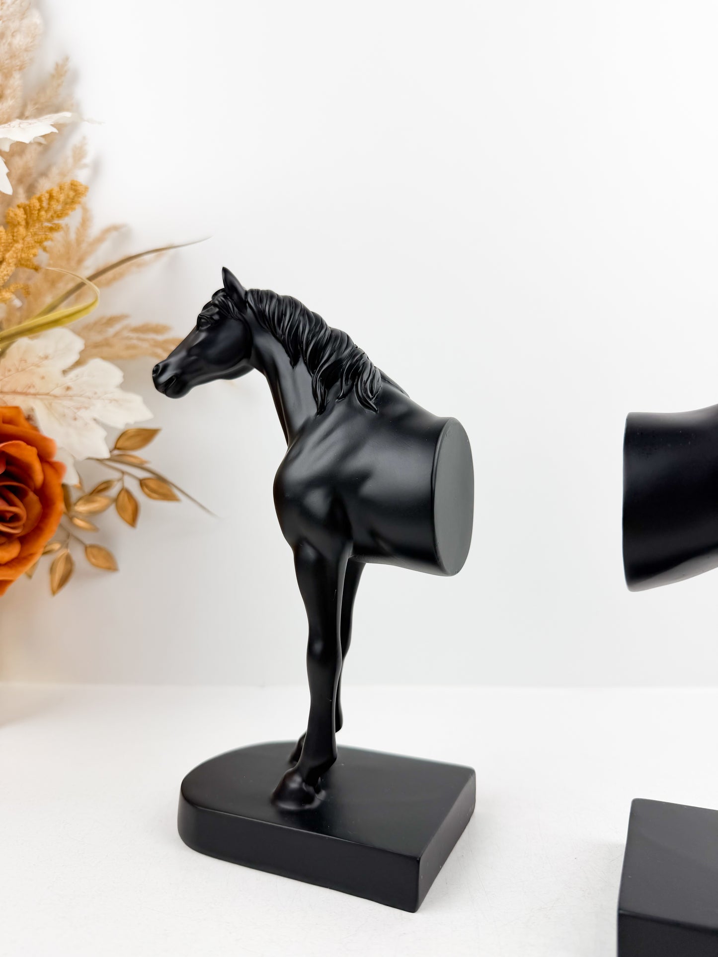 Serre livres Cheval décoratif en résine élégant et intemporel.