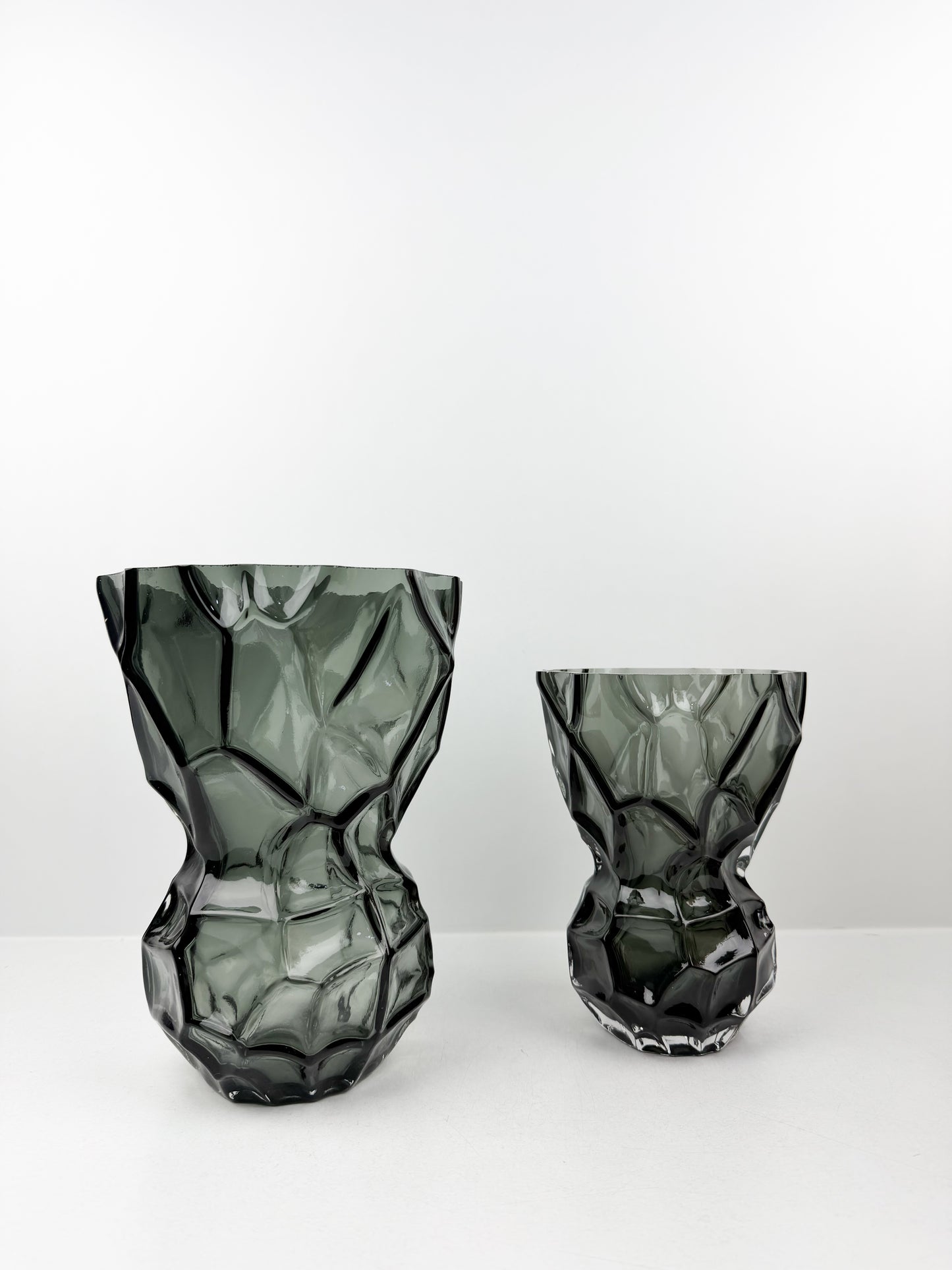 Duo de grands vases décoratifs noir élégants et intemporels.