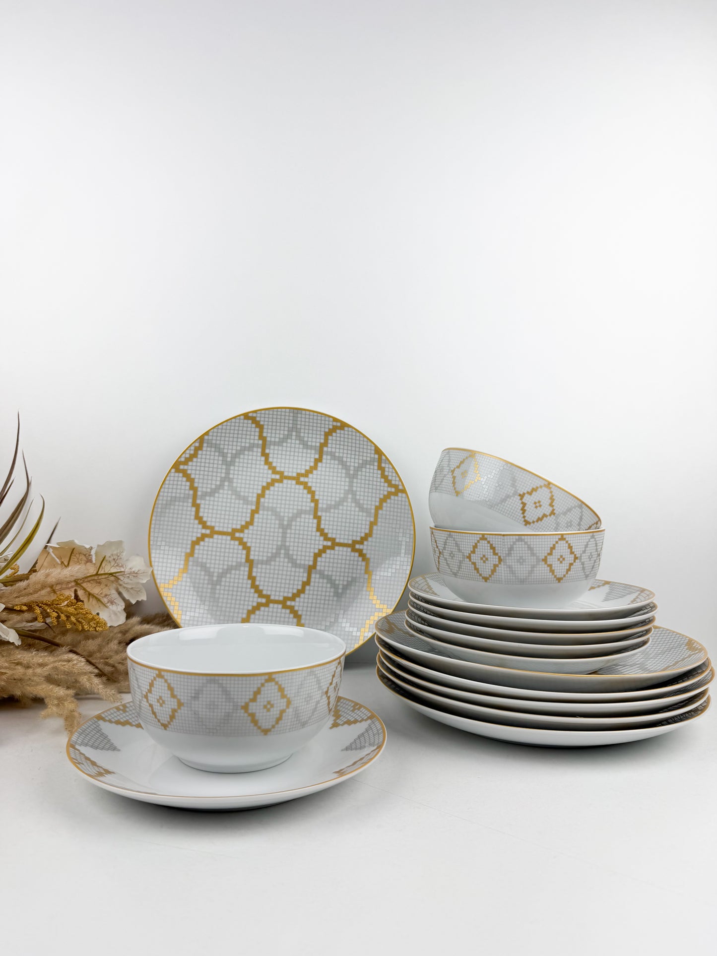 Service de table moderne aux motif géométrique doré et gris