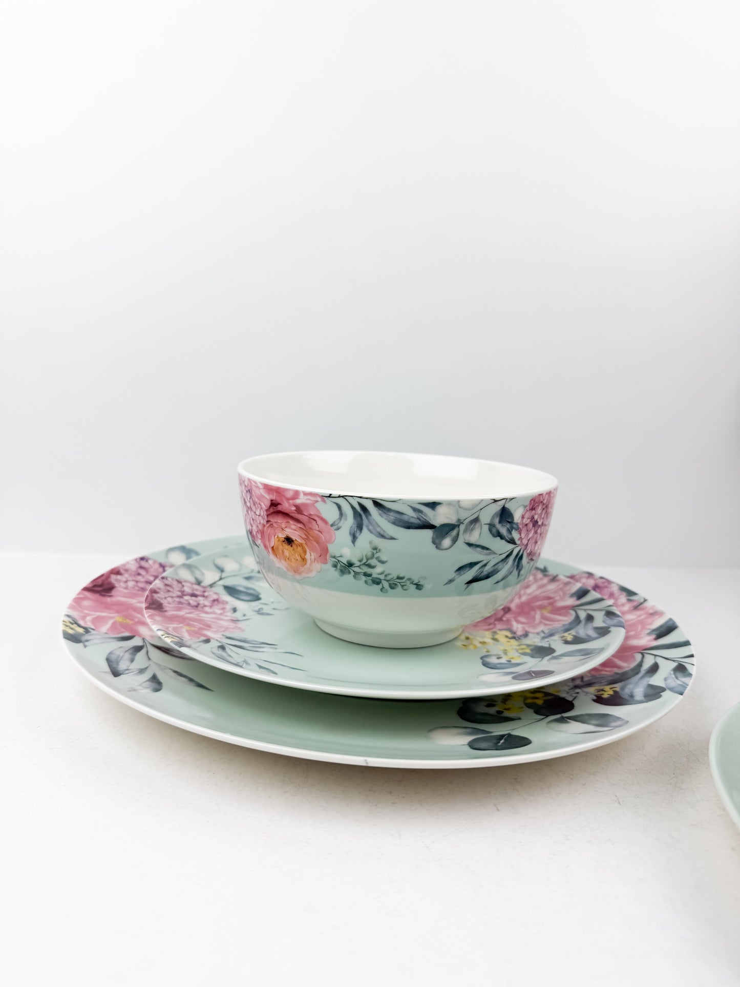 Service de table 24 pièces en porcelaine fine, alliant luxe et élégance pour vos moments privilégiés.