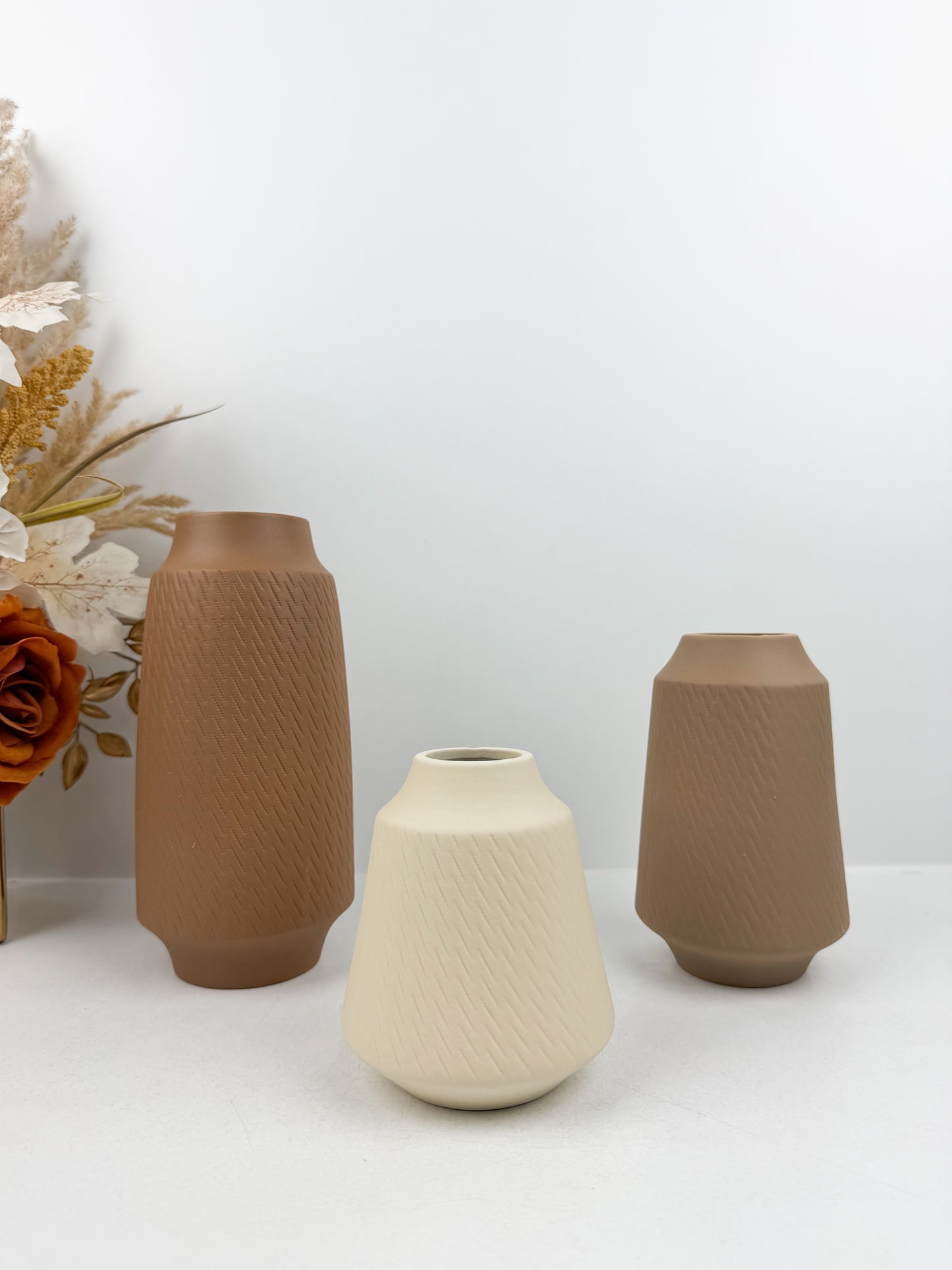 Ensemble de trois vases élégants en céramiques aux finitions mates très chic.